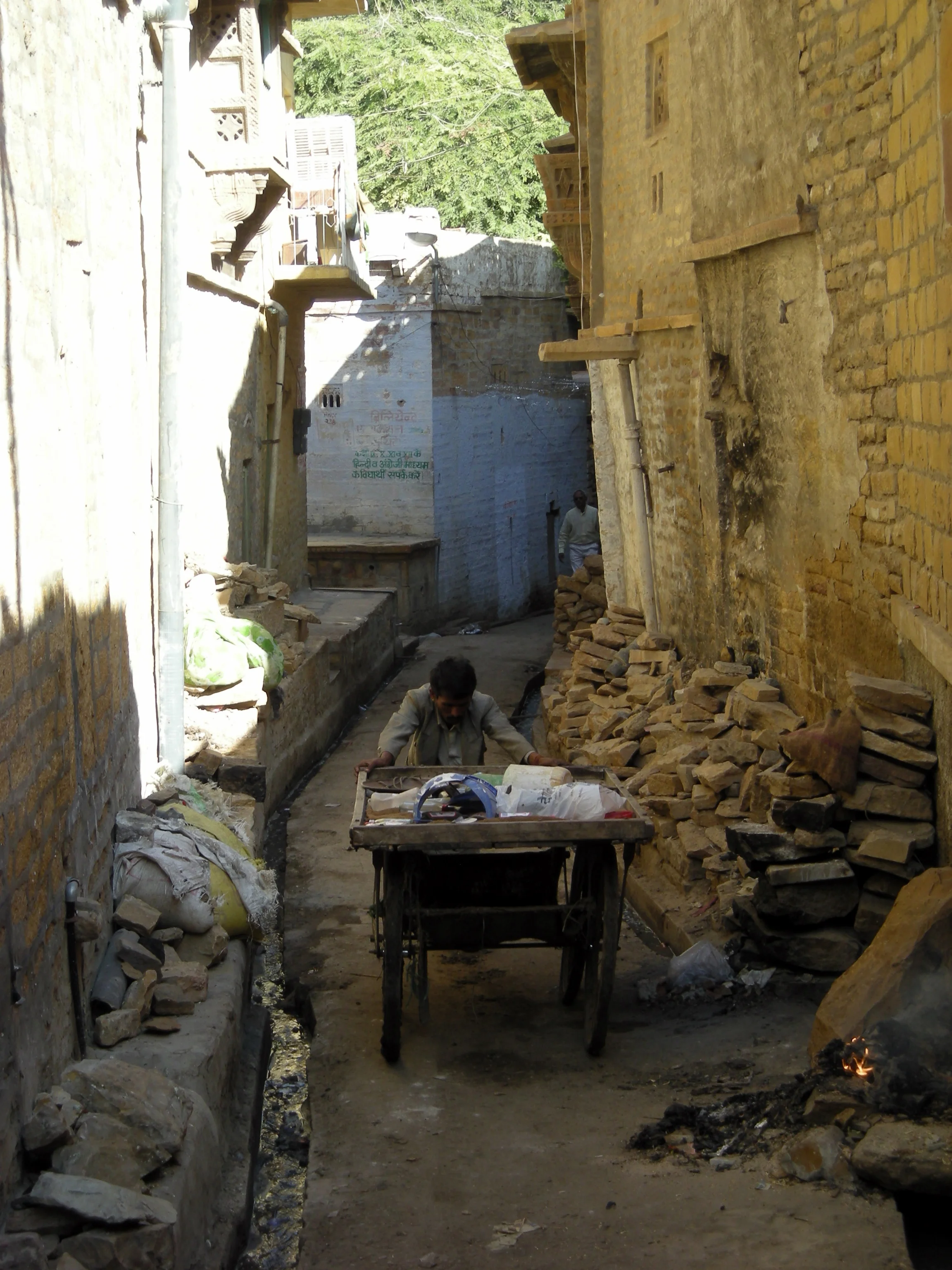 Man pushing garbage truck,Jaiselmer.jpg