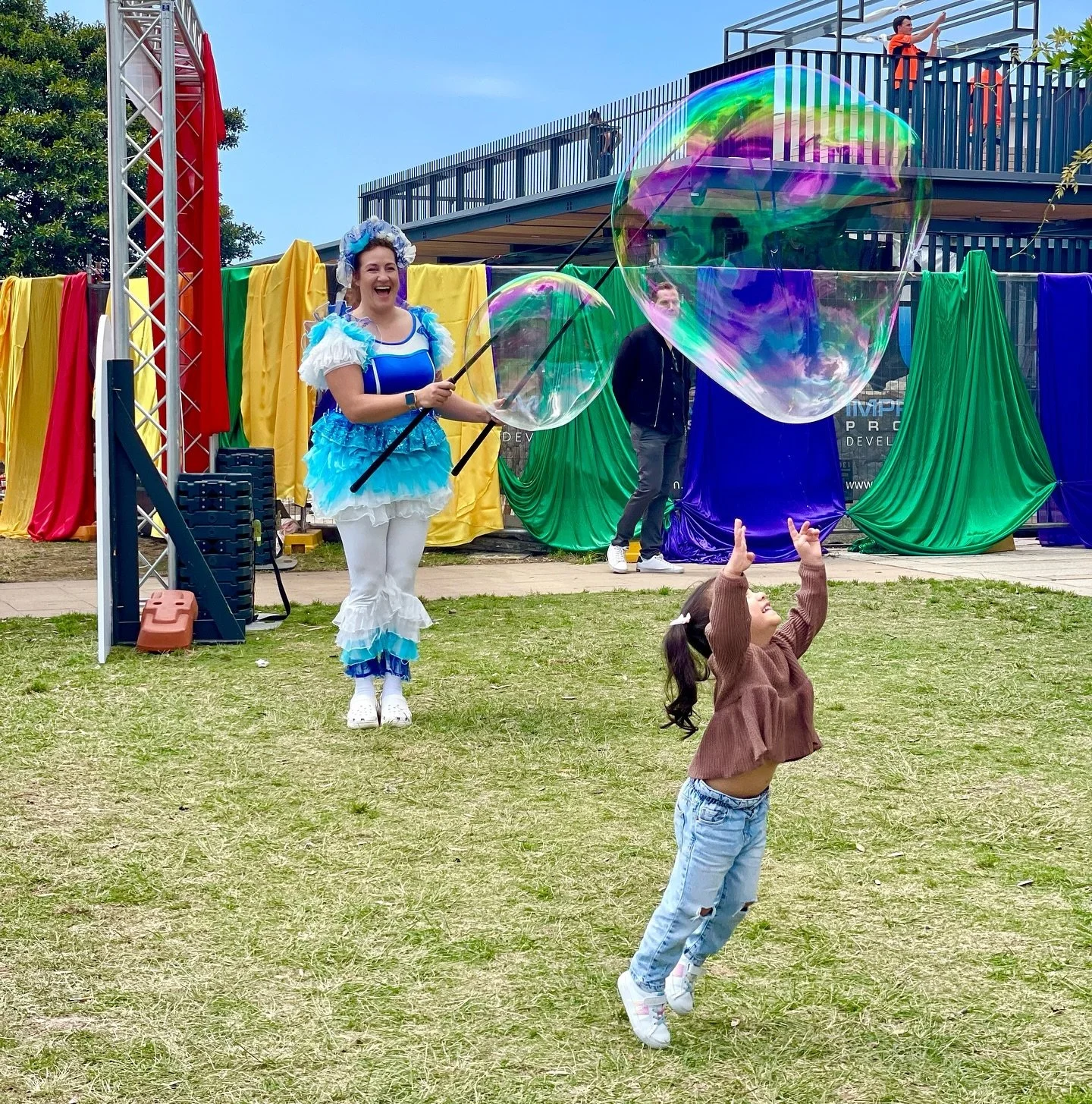 That feeling when you jump into a bubble that&rsquo;s bigger than you! Pure joy&hellip; (which also counts as your bubble bath for the day 😉) 

Booked by @luxe.entertainment.au 

📸 @tara_spadaro