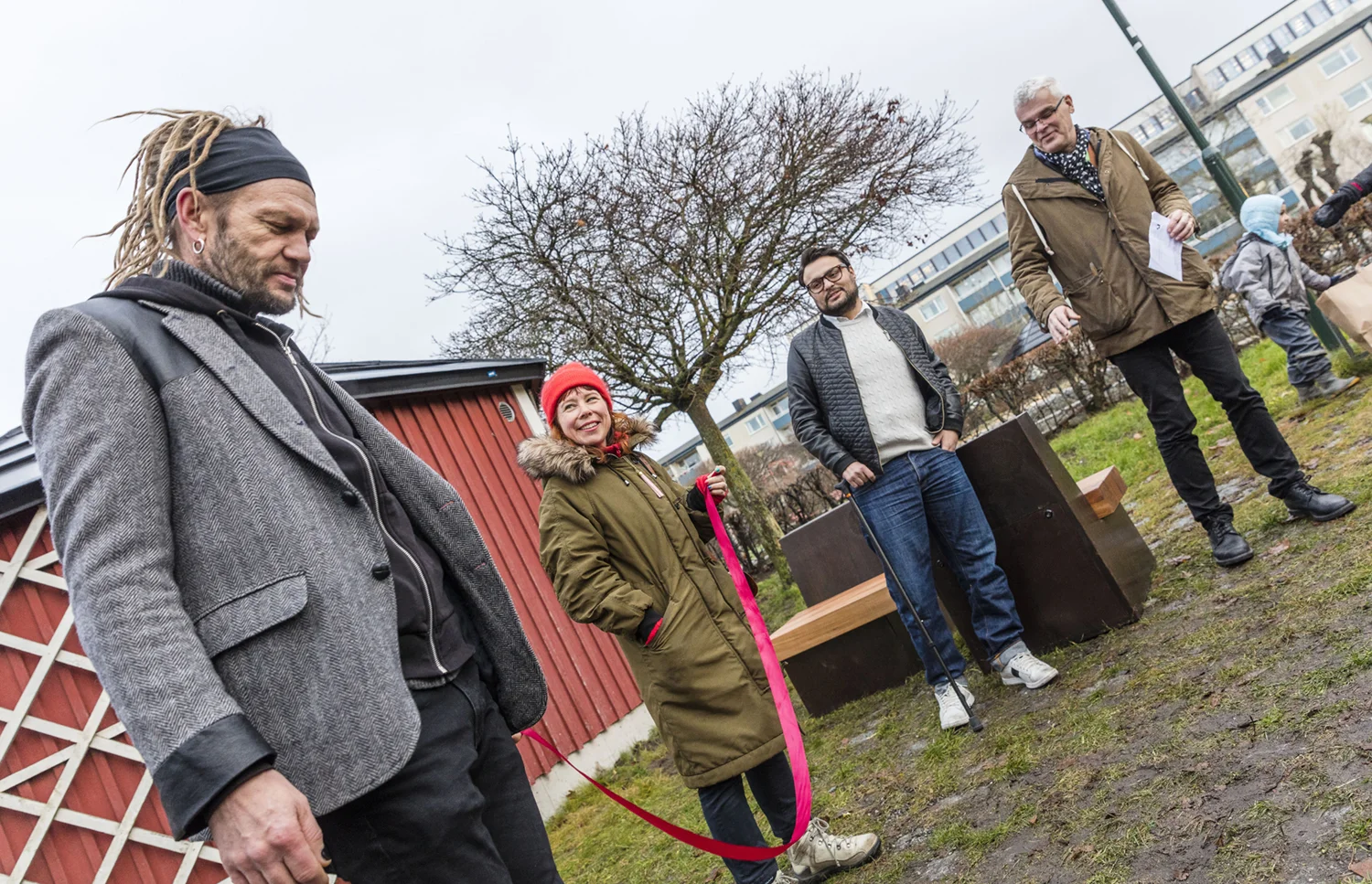 Invigning av Ljudbänken i Sätradalsparken, 2017-11-30. Från vänster i bild: Jari Enqvist, Catti Brandelius, invigningstalare Salar Rashid och Mårten Castenfors, chef för Stockholm konst. ©Mattias Ek/Stockholms stad ( CC BY-NC-SA 2.5 SE )