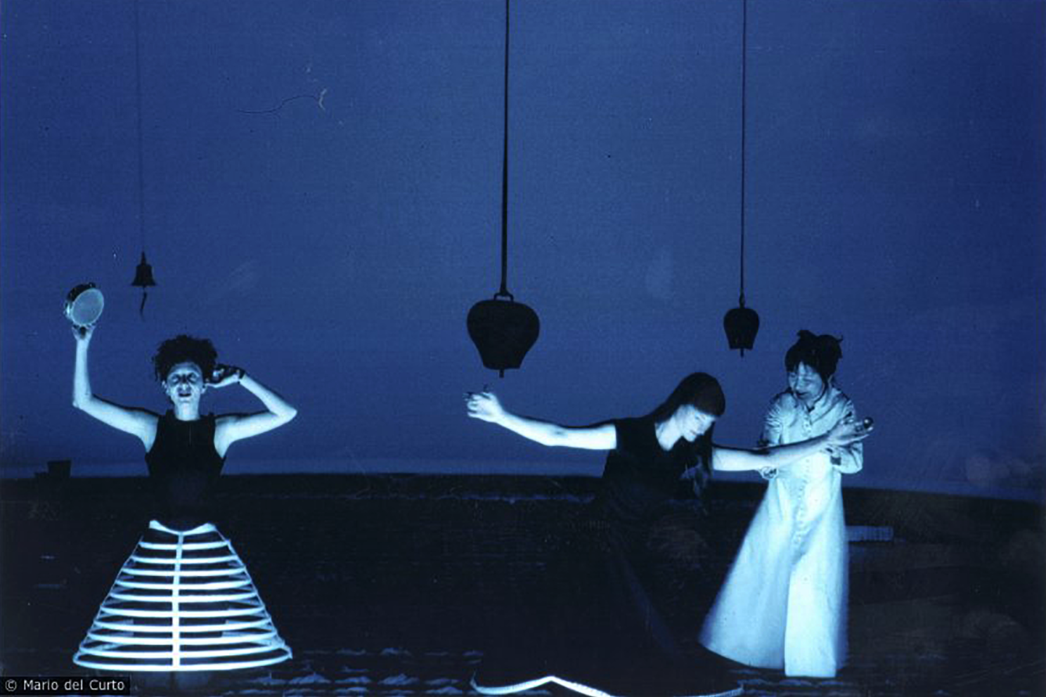 Bild från musikteatern Hashirigaki (2000). Foto: © Mario del Curto