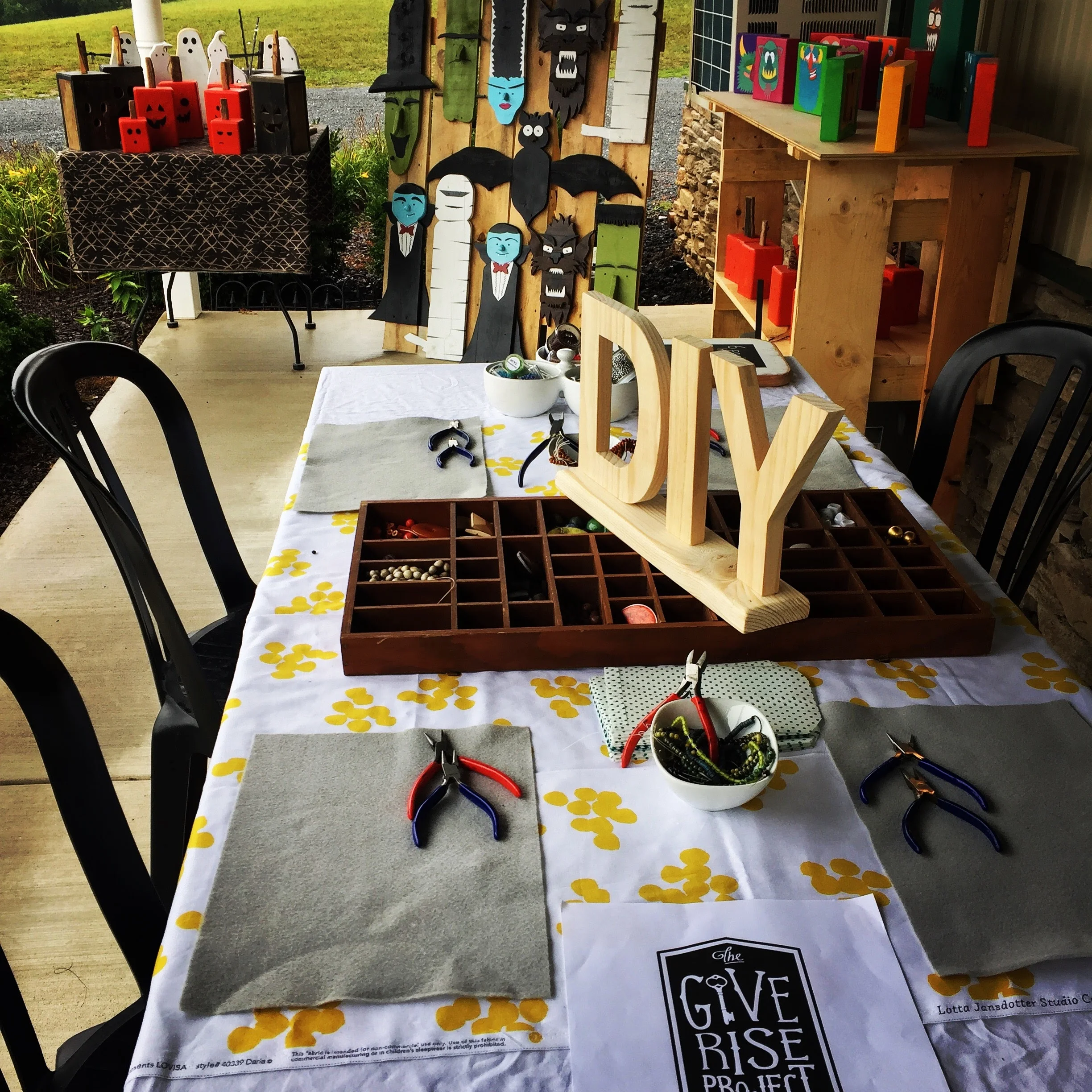 Give rise jewelry station