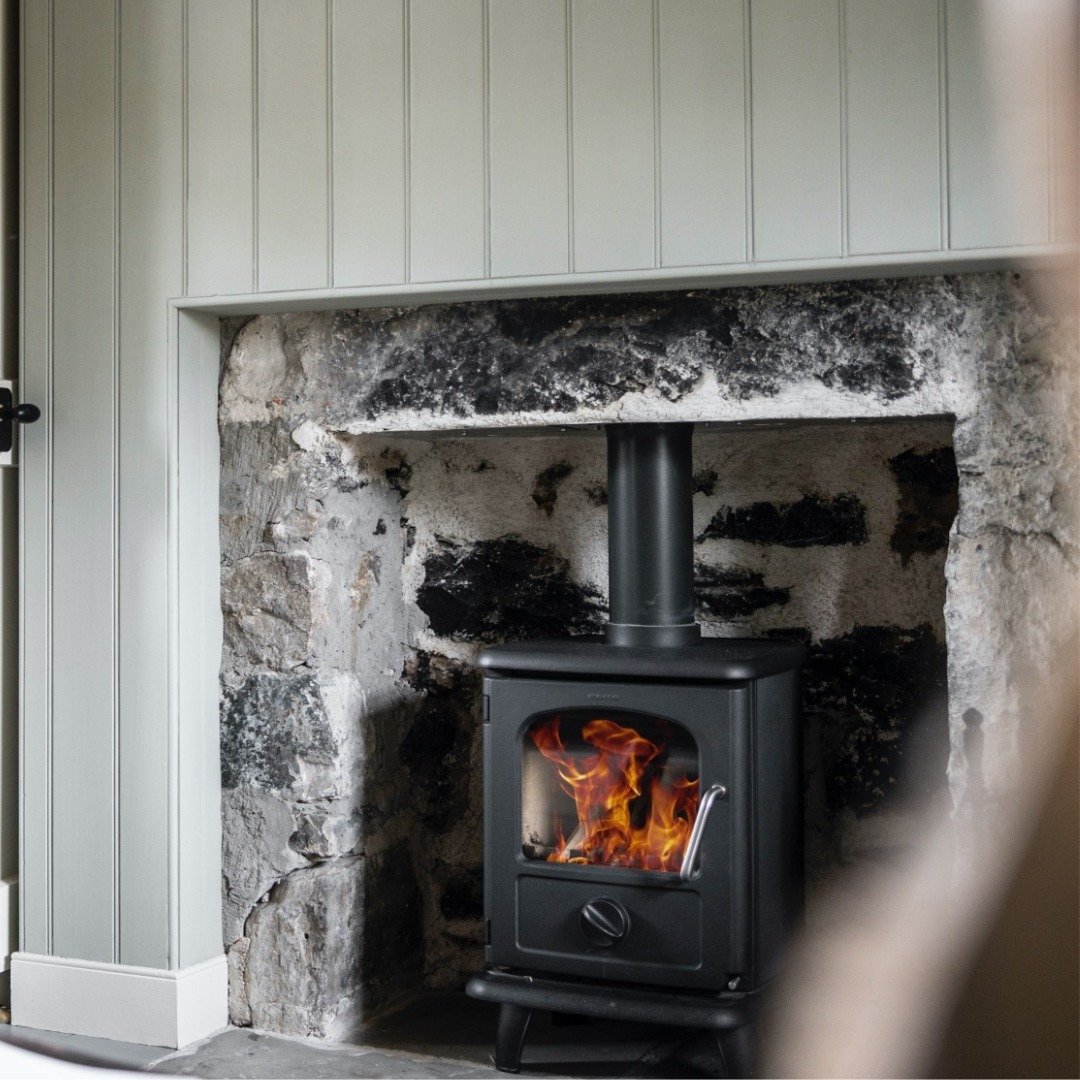 Have you ever experienced the cozy charm of a bothy? 🏡 Originally Gaelic for 'bothan', meaning hut, these historic shelters were once havens for laborers. At @killiehuntly.scot, a gem from our client @wildland.scot, you'll uncover a beautifully deco