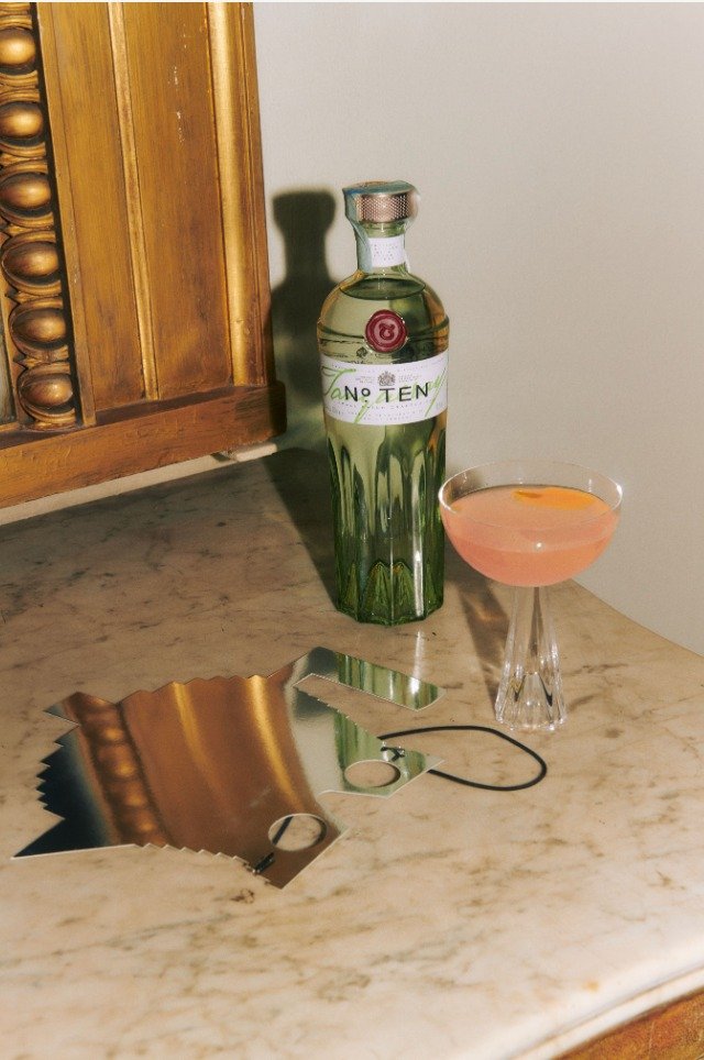 With weather like this, you want to make the weekend a 10/10 ☀️ Our pro tip: start it off with a @tanqueraygin Tiny Ten - see what we did there 😉

Whether you're soaking up the sun in the garden, catching up with friends, or simply trying to beat th