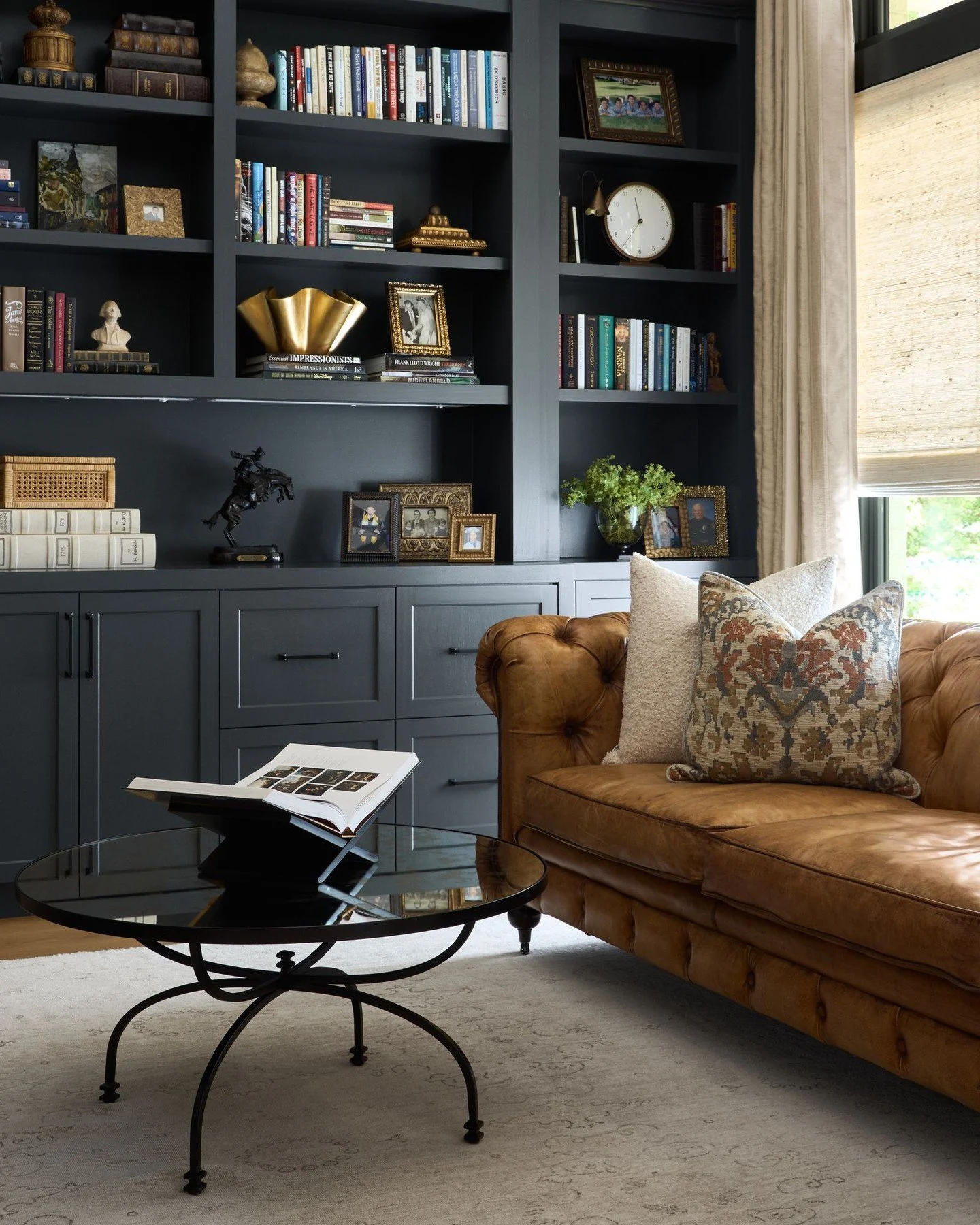 Great design is always in the details ✨

This Monday, we&rsquo;re dreaming of our #AkClient @joewaroquierhome&rsquo;s stunning work on a home in McLean, Virginia 🏡

Joe&rsquo;s work is a reflection of his longstanding collaboration and trust with hi