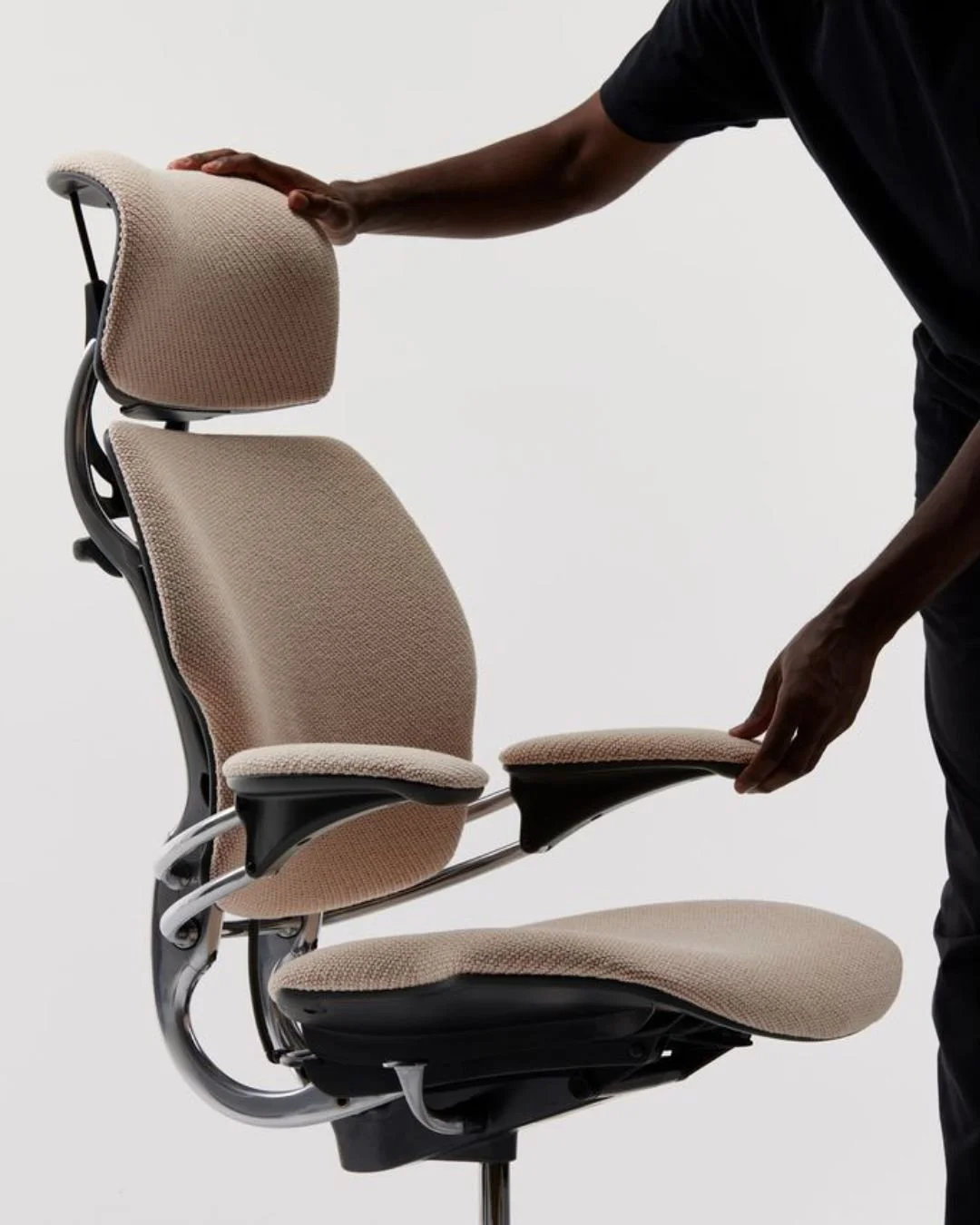 Trying to balance being an eco-warrior while keeping up with the latest wellness trends? 

Our #AKClient @humanscale has you covered.

Their latest launch, Freedom Ocean, combines ergonomic comfort with true sustainability. It's their iconic chair re
