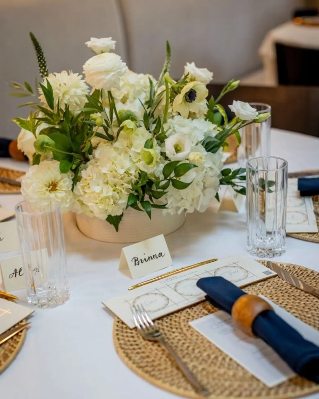 #TabletopTuesday spotlight on an intimate private dinner and guided tasting in Martha's Vineyard 🥃✨ Hosted by the @vineyardpreservation in partnership with @diageorareandexceptional. The evening unfolded at @19primesteakhouse, a setting perfect for 