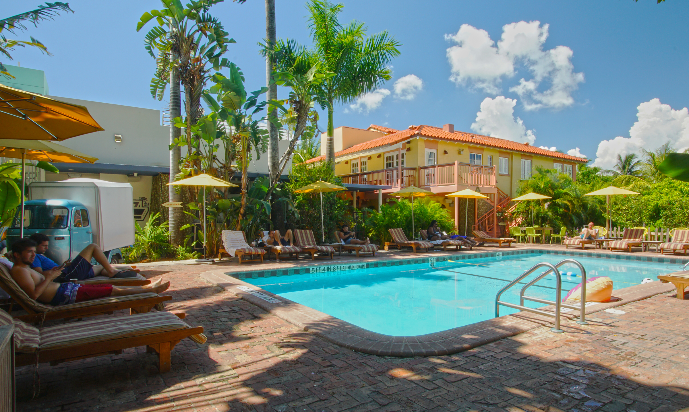 EXTERIOR_POOL_01.jpg