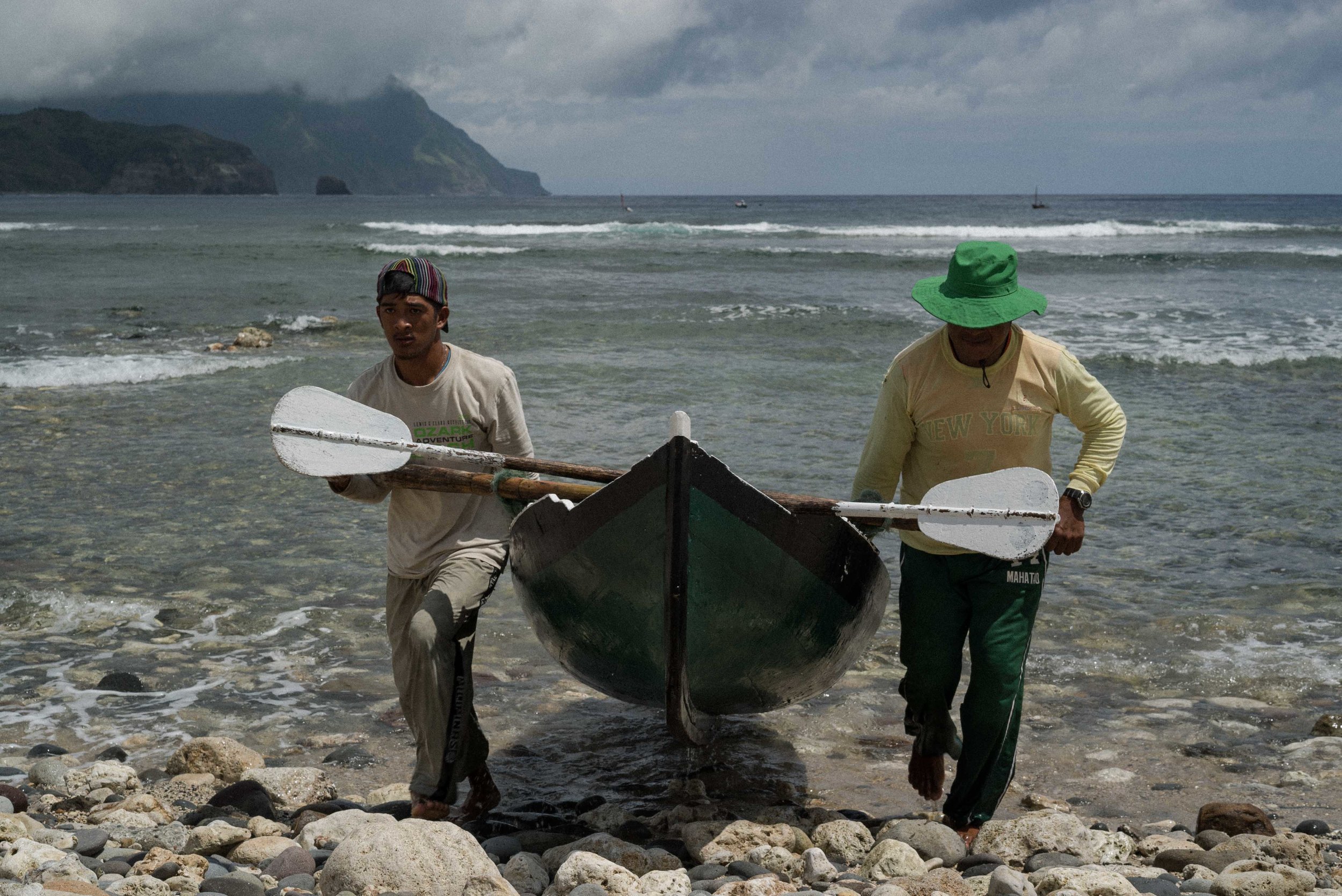  Fellow fishermen help carry other boats. 