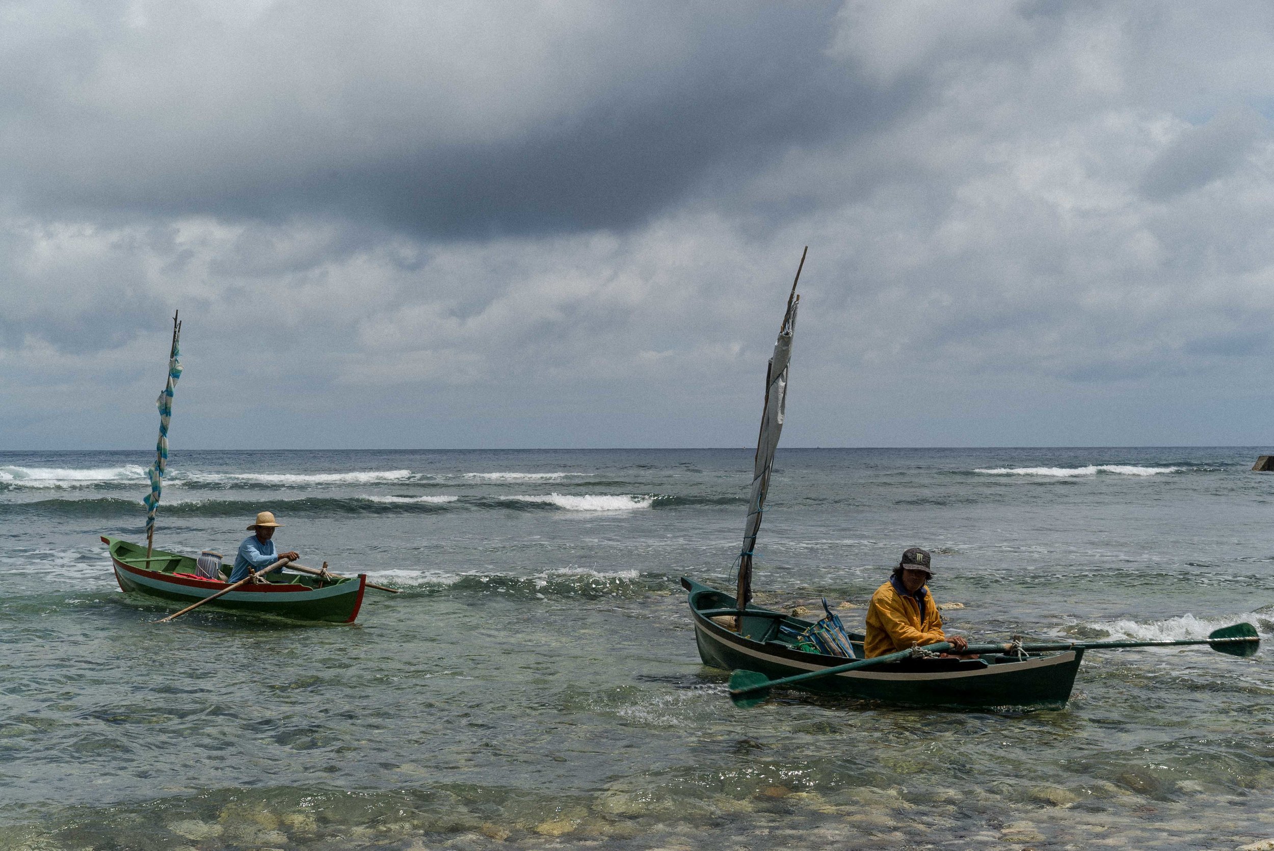  By 11AM Mahatao fishermen paddle back to the shore.&nbsp; 