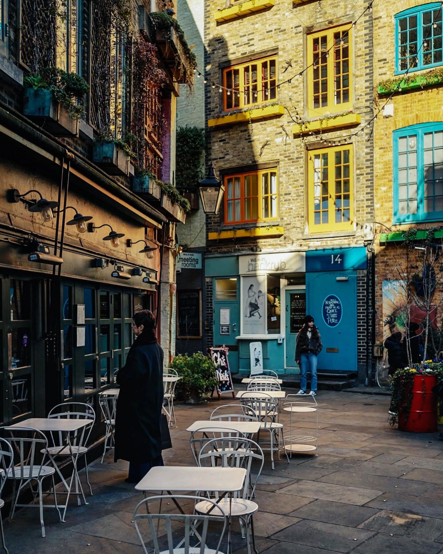 🌈 Posting the most colourful corner in central London, because we need some colours.

Photo definitely not taken this week, in case you were wondering 😂

#prettycitylondon 
#visitlondon 
#visitarelondra