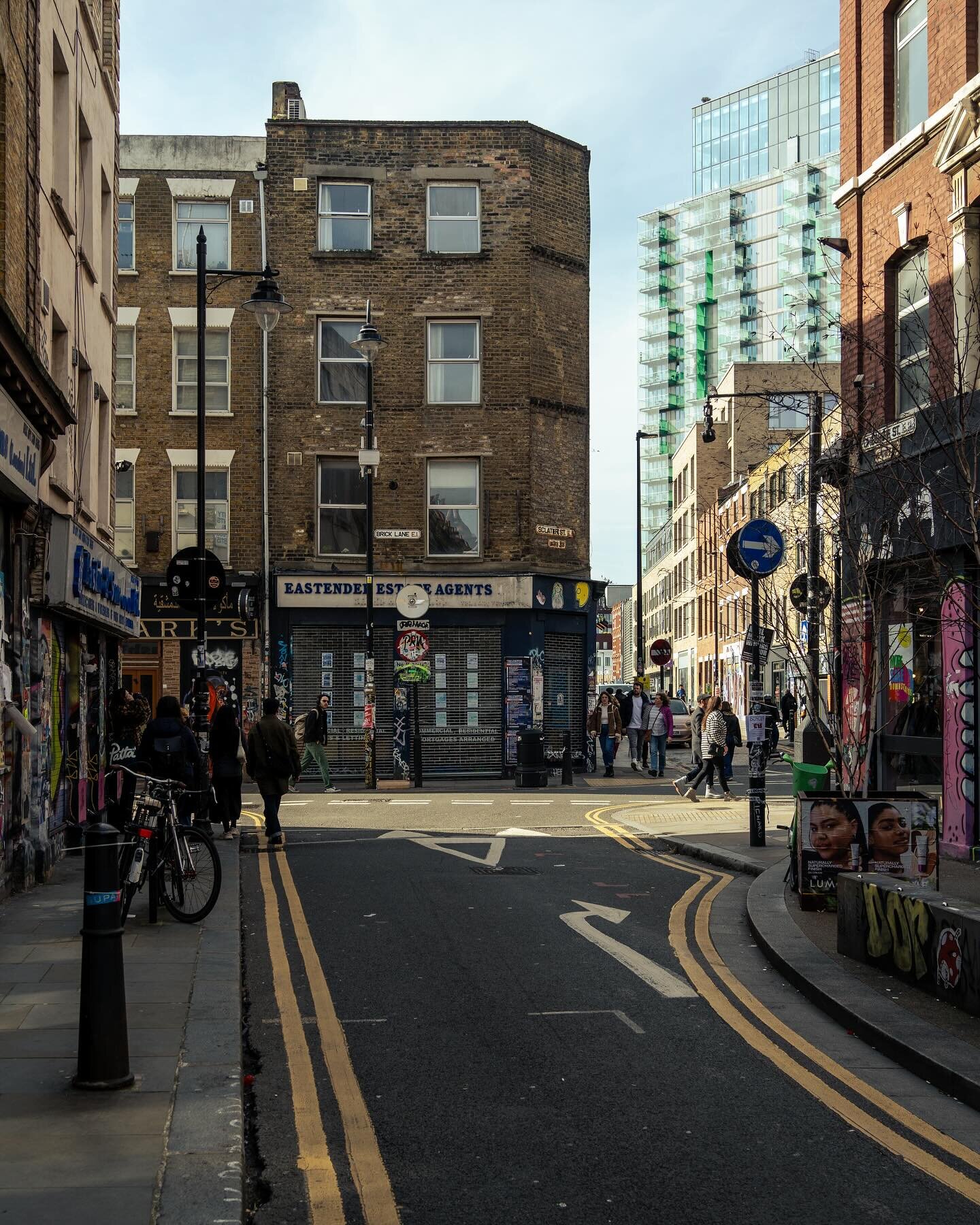 A stroll in East London looking at the street art with a stop to get a schiacciata (a big one for me and a small for the 6 year old) for lunch at @dalfiorentino.london. Highly recommend, and an activity we might have to repeat soon.

#prettycitylondo