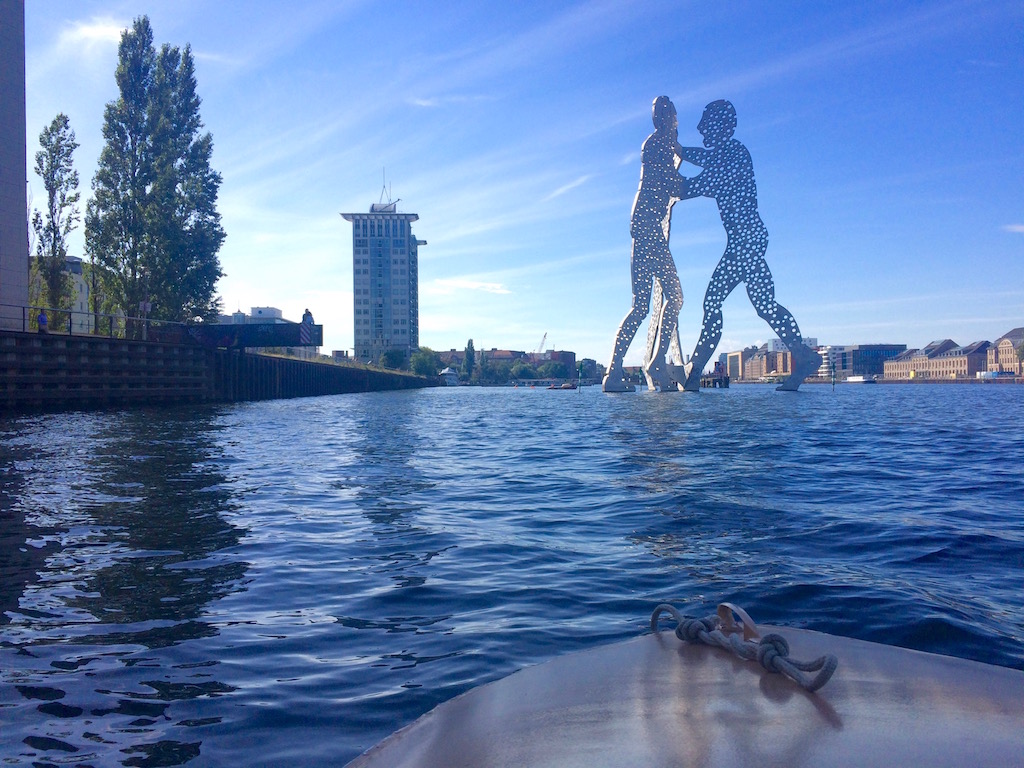 The molecule man SCULPTURE in the spree river - a boat tour HIGHLIGHT © Melinda Barlow