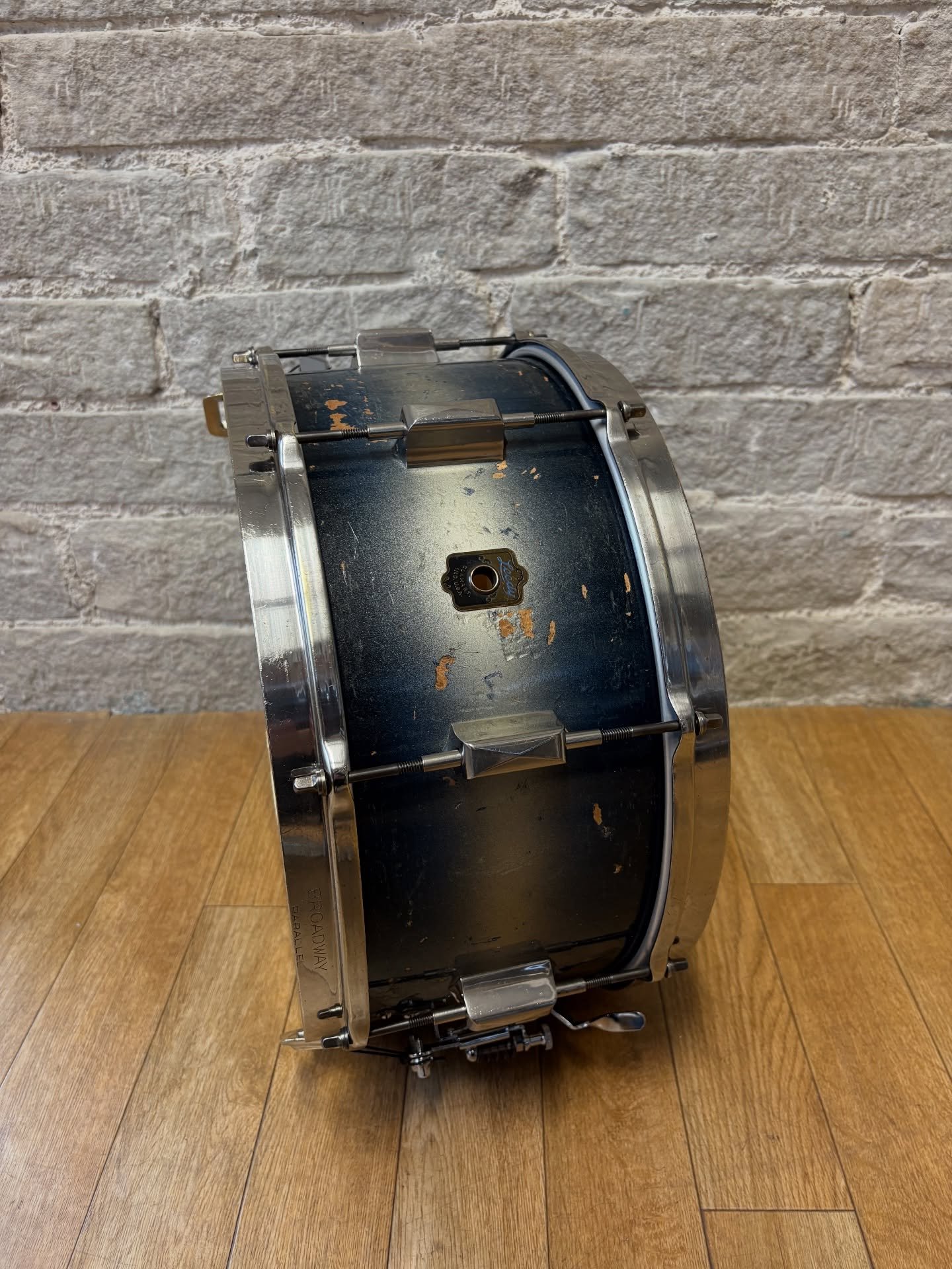 Another 1930s Leedy &lsquo;Broadway&rsquo; 14x6.5&rdquo; solid maple sourced and cleaned up for a few trips round the globe with @lewiscapaldi in the hands of @freddysheed. 

Thanks to Gareth at Highwood Drums for the hardware upgrade on this one 🪩✨