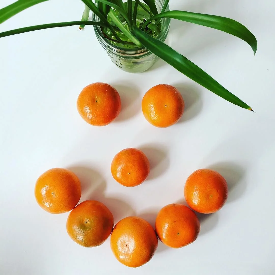 Aren’t these the cutest little #mandarins you’ve ever seen? Two of these little guys provide 120% of your daily needs of #vitaminC (goodbye #emergenC) and about 10% of your #fiber needs. Also- because it requires peeling, it naturally slows you down. Great #snack option! #happymonday #smile #bushwick #bushwicknutrition #lazynutrition #lazynutritionist http://ift.tt/1WugL0G