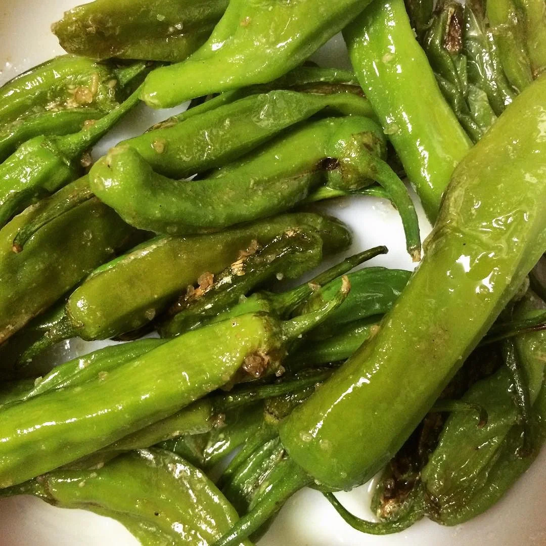 If you like #savory #snacks, you’ll love #shishitopeppers! Soooo good and so easy to make! First, heat skillet over medium-high heat. In the meantime, drizzle peppers in olive or sesame oil (I prefer olive!) and sea salt. Sauté in high heat for 5-6 minutes, turning occasionally, until they begin to blister on all sides. Sprinkle a little more sea salt, if needed. And done. Enjoy the spicy, slightly sweet taste! Yum. Seven peppers (2 to 5 inches ideally) are 15 calories and 1 gram of protein. #quicksnacks #appetizer #Bushwick #bushwicknutrition #lazynutrition #lazynutritionist #shishito #wow http://ift.tt/1PpY5z4