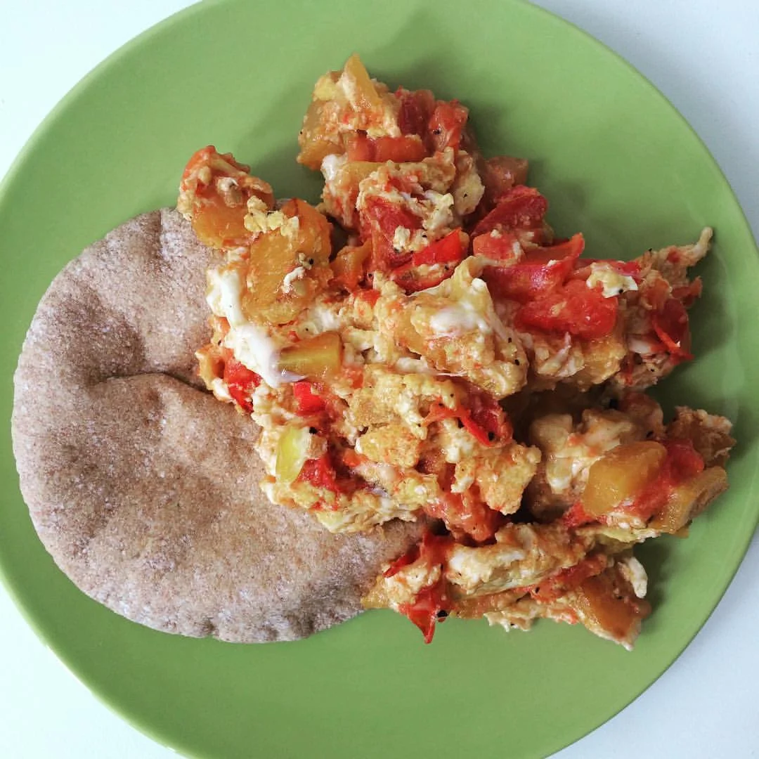 #Breakfast4Lunch! To cook: sauté #butternutsquash in about 1 tbsp of olive oil for 4min or so. Cut it up really tiny so that it cooks faster. Add 1 small tomato and sauté for another minute. Crack in an extra large #egg and 1 slice of cheese. In the meantime heat up a 4" whole wheat pita. S&P to taste. This meal is packed with #fiber, #protein, #healthyfats, and #antioxidants from all the vibrant colors. And takes 10 mins to prepare! #mykindofmeal #lazynutritionist #lazynutrition #bushwicknutrition #bushwick #easymeals #fastmeal