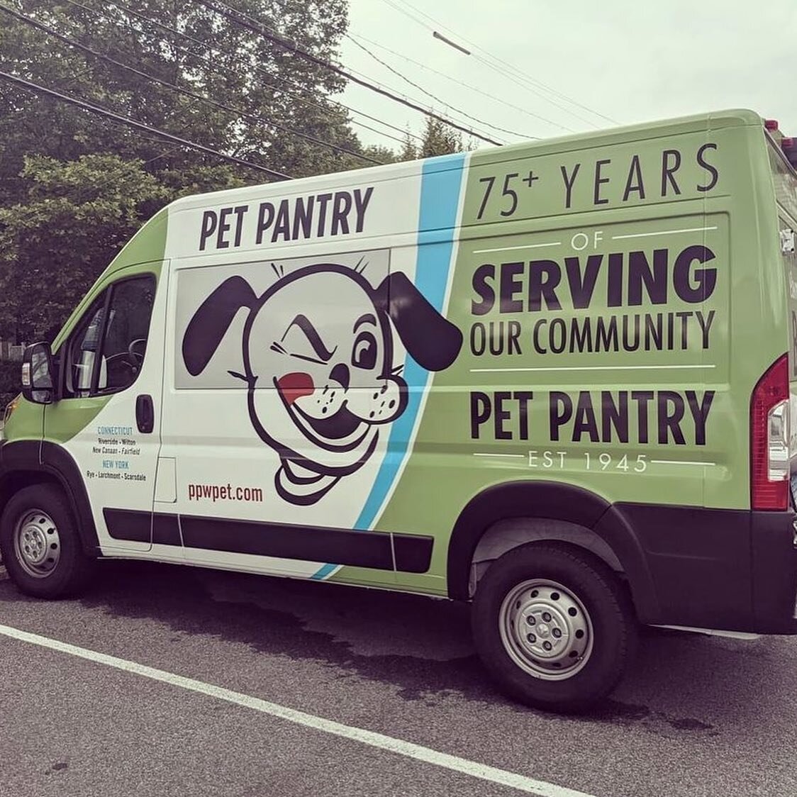 Riding in style!! Have you seen the Pet Pantry van around town? 👀 graphics by me! 🙌🏼 
.
.
.
.
#vanlife #vangraphics #art #design #graphicdesign #skin #wrappedcars #vector #vectorart #branding #mobilemarketing