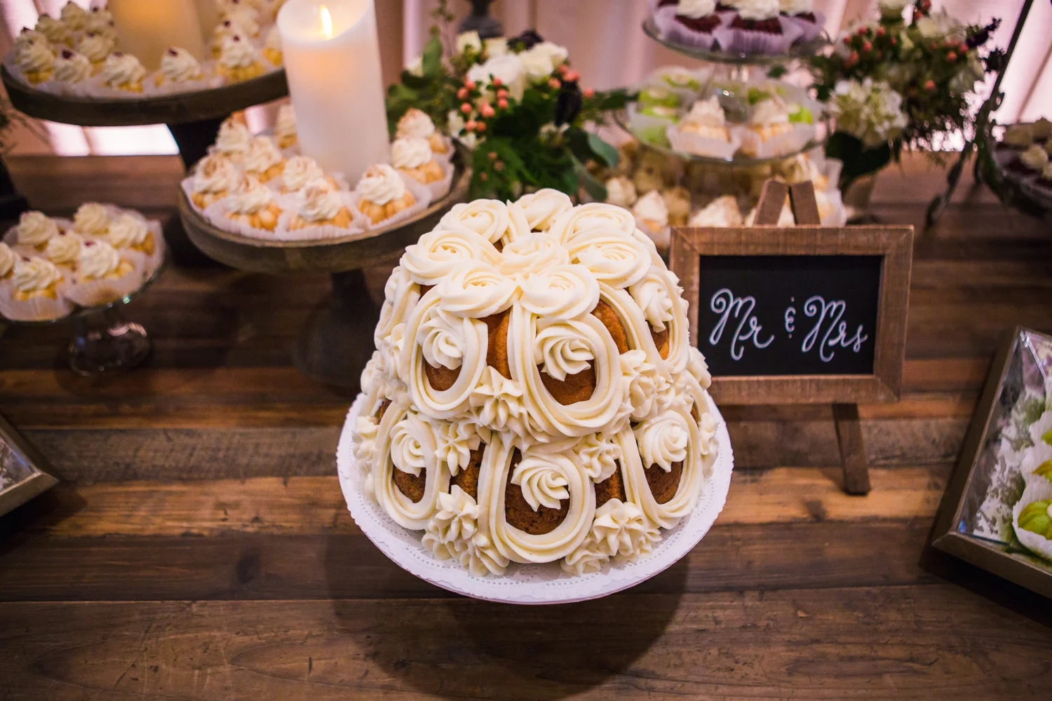 Wedding cake details at Highlands Ranch Mansion. hotographed by JMGant Photography, Denver Colorado wedding photographer. 