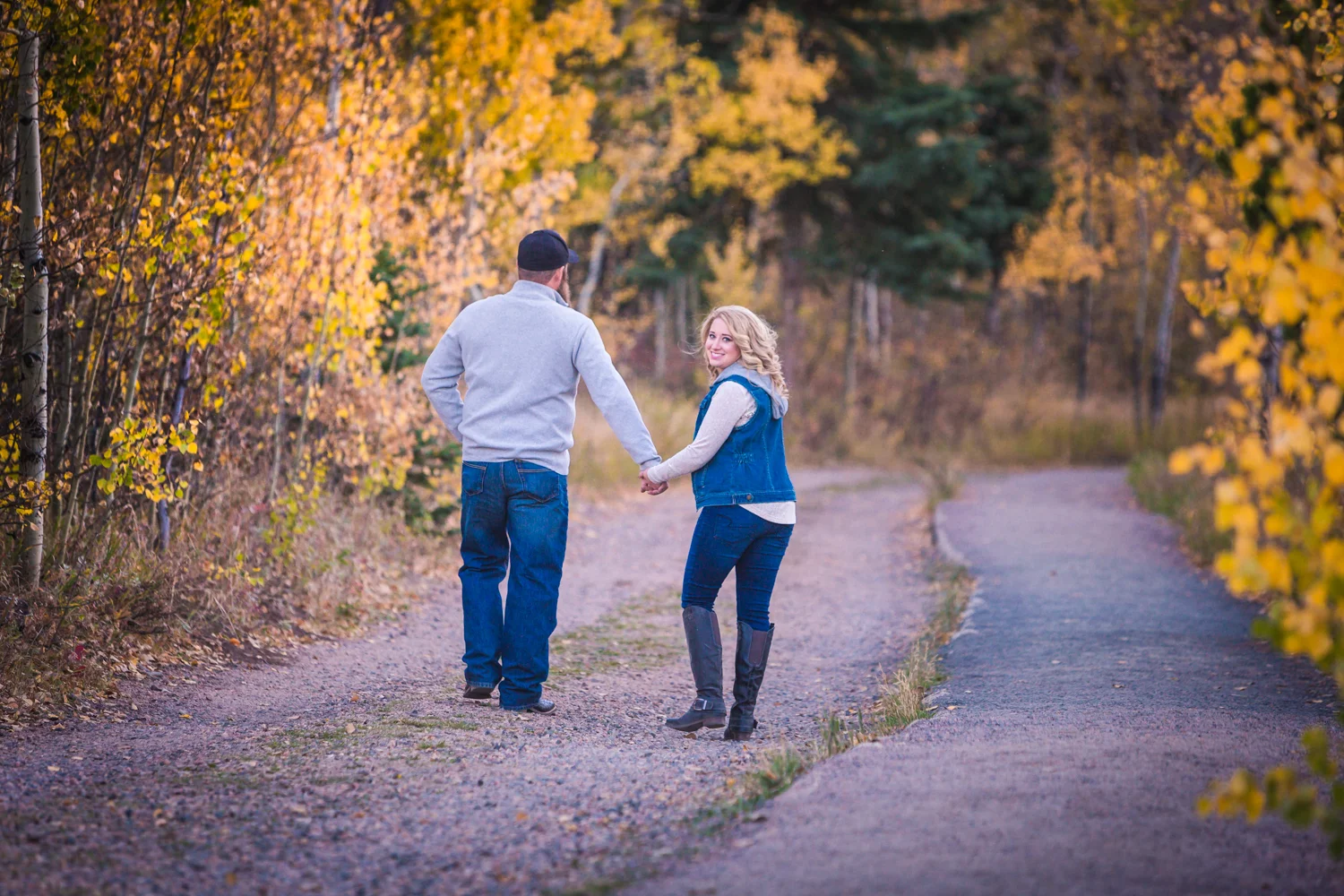 Fall engagement pictures taken in the Colorado mountains by JMGant Photography. 