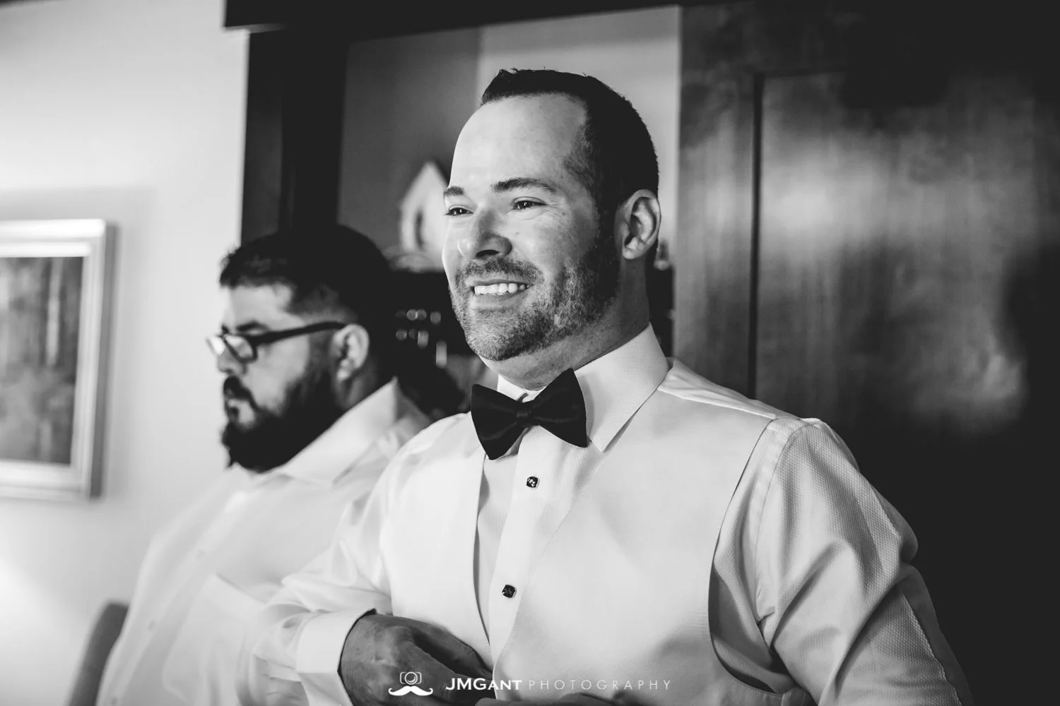 Vail Colorado Wedding | Groom and groomsmen getting ready | Colorado wedding photographer | © JMGant Photography | http://www.jmgantphotography.com/