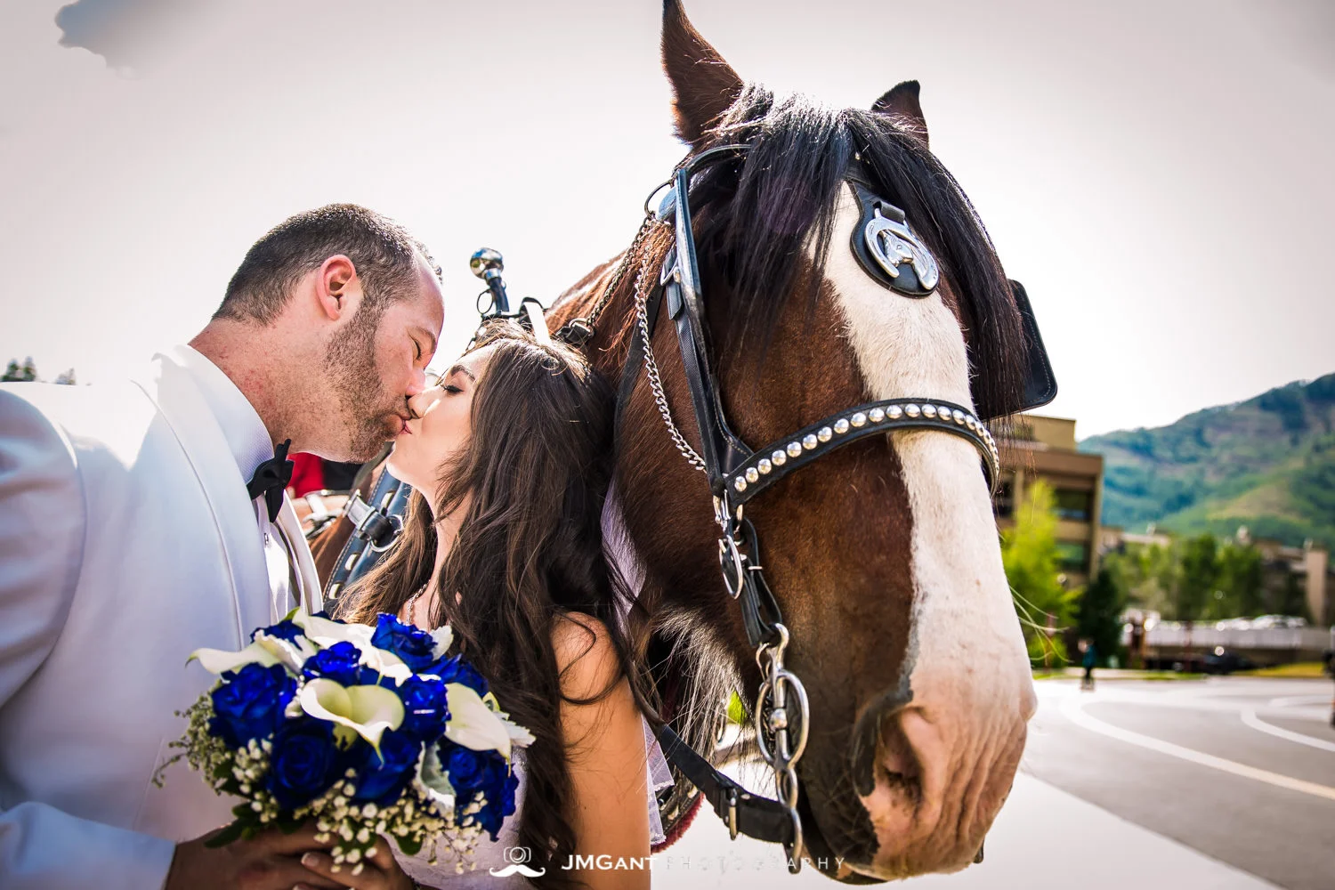 Vail Colorado Wedding | Bride and groom carriage ride | Colorado wedding photographer | © JMGant Photography | http://www.jmgantphotography.com/