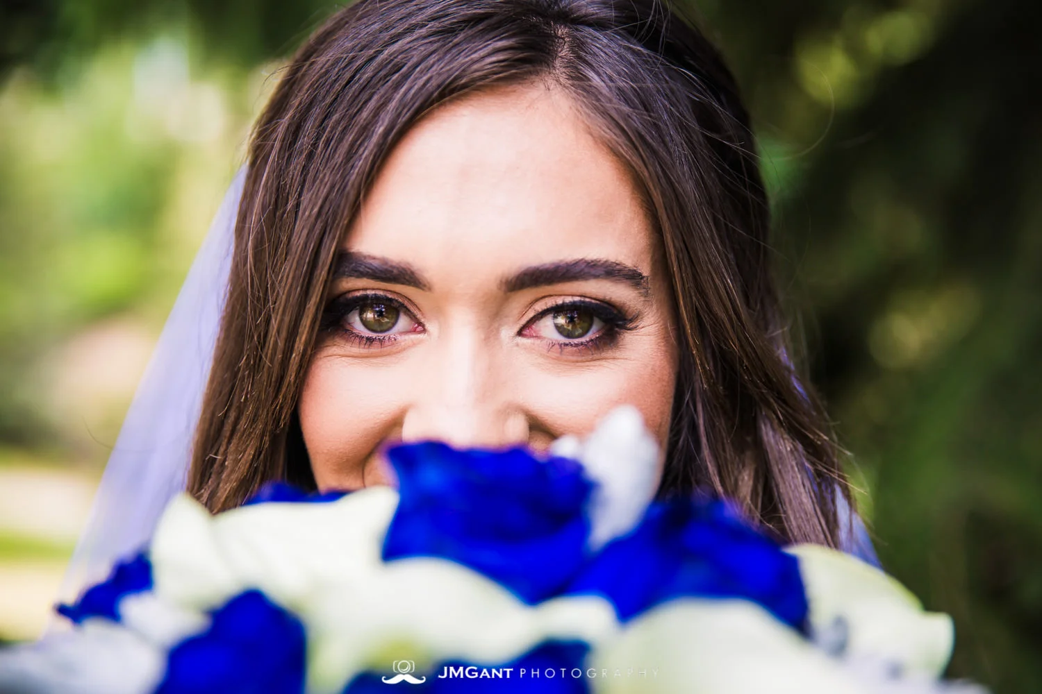 Vail Colorado Wedding | Bride and groom in Vail village | Colorado wedding photographer | © JMGant Photography | http://www.jmgantphotography.com/