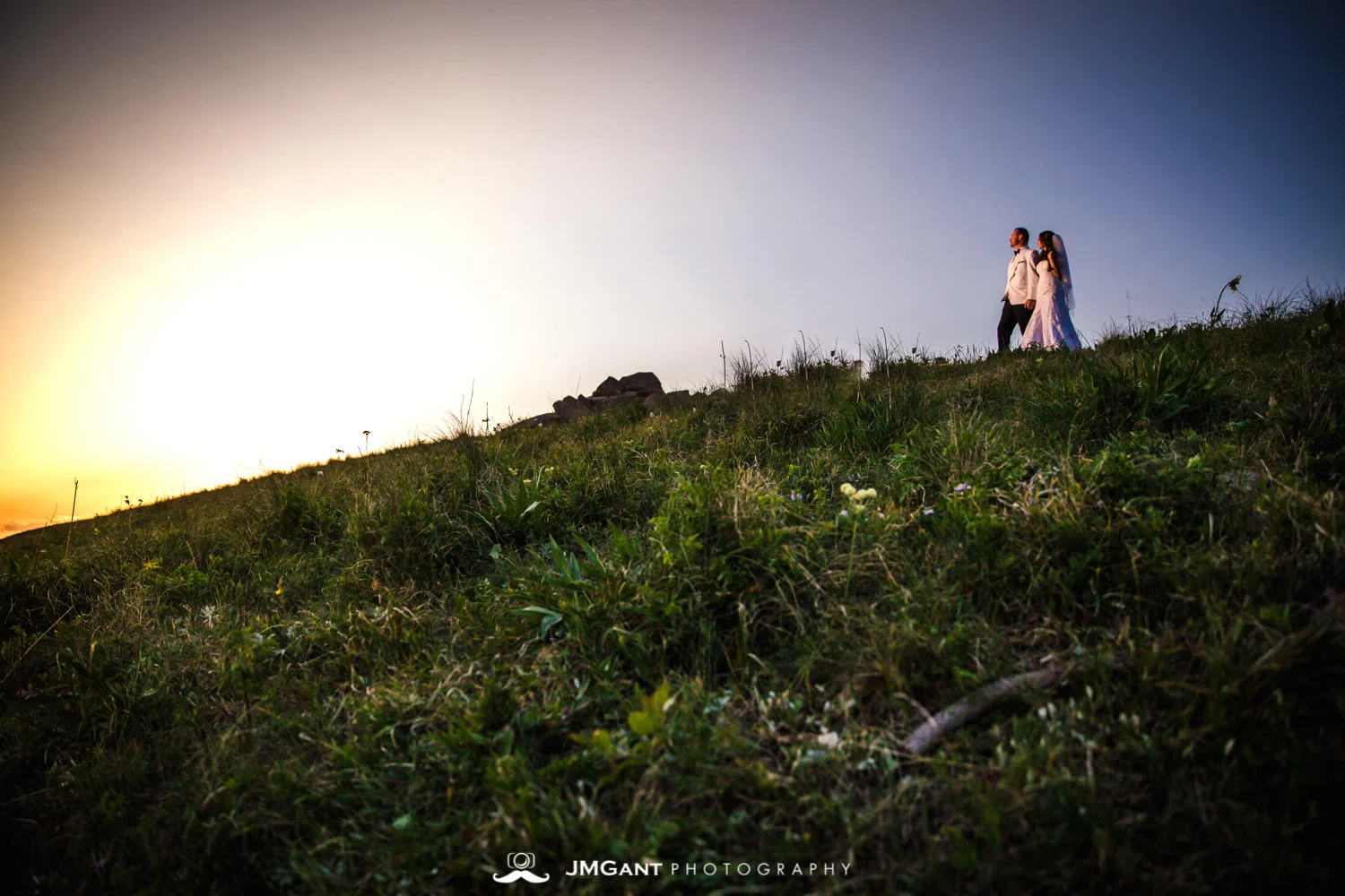 Vail Colorado Wedding | Bride and groom mountain top sunset | Colorado wedding photographer | © JMGant Photography | http://www.jmgantphotography.com/