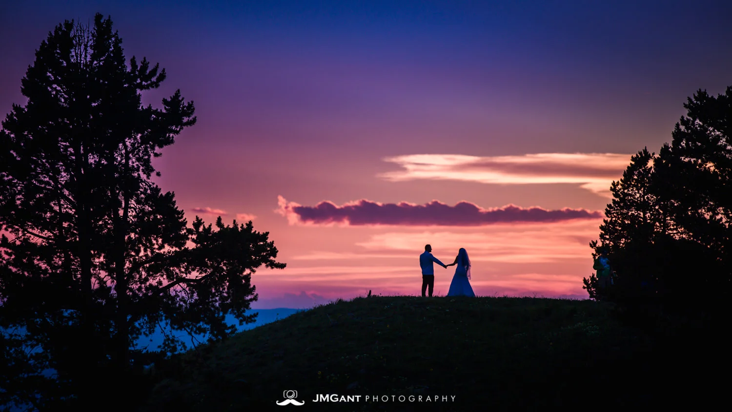 Vail Colorado Wedding | Bride and groom mountain top sunset | Colorado wedding photographer | © JMGant Photography | http://www.jmgantphotography.com/