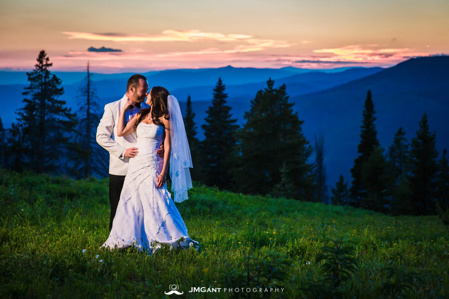 Vail Colorado Wedding | Bride and groom mountain top sunset | Colorado wedding photographer | © JMGant Photography | http://www.jmgantphotography.com/
