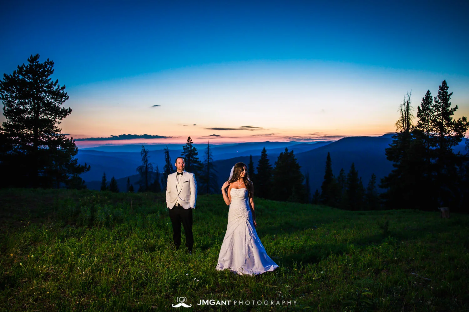 Vail Colorado Wedding | Bride and groom mountain top sunset | Colorado wedding photographer | © JMGant Photography | http://www.jmgantphotography.com/