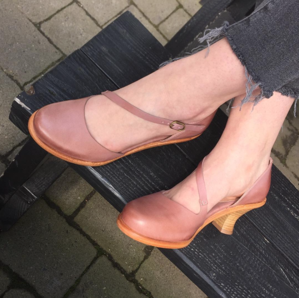 Neosens heel in blush or black, available at our Alberta location 
