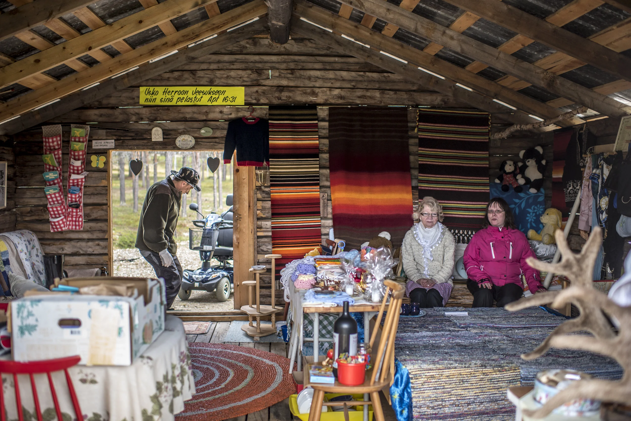 Angelin kylän kirpputori saattaa olla Suomen syrjäisimpiä. The flea market in this barn is the only attractions in the village Angeli. It's a 60 kilometer drive from any other village to this flea market. Inarilainen 2016. 
