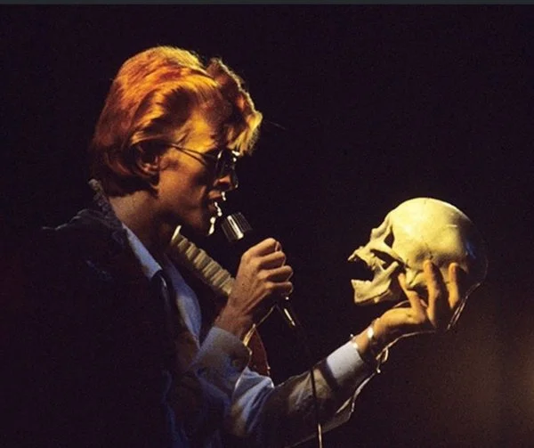 Bowie engages in some skullduggery during the Diamond Dogs tour