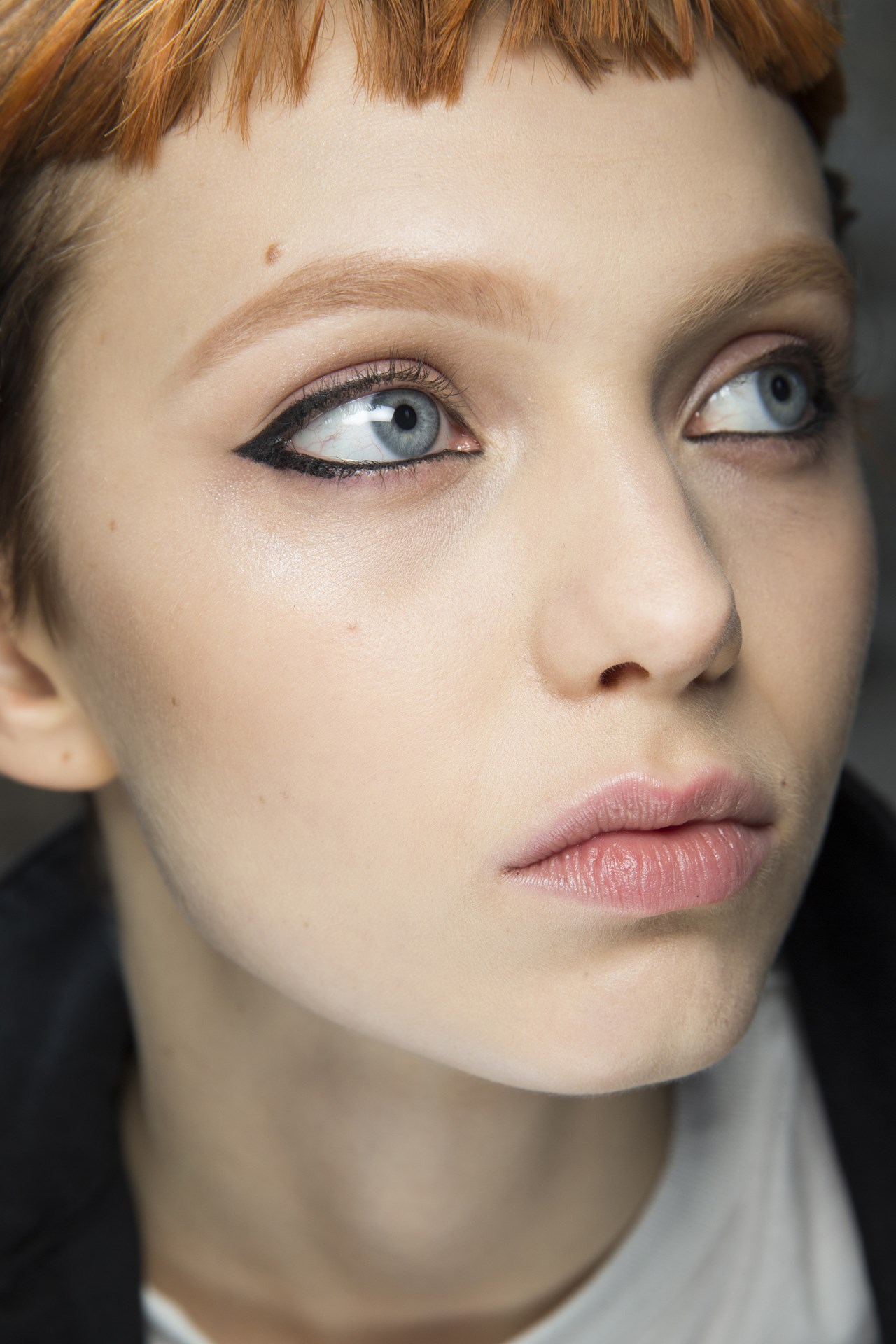 Emilio Pucci - Diane Kendal created a graphic black liner look at Emilio Pucci, complemented by clean skin and a little cream shadow around the eyes.