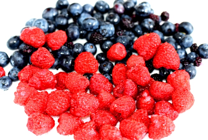 Berries for cobbler.JPG