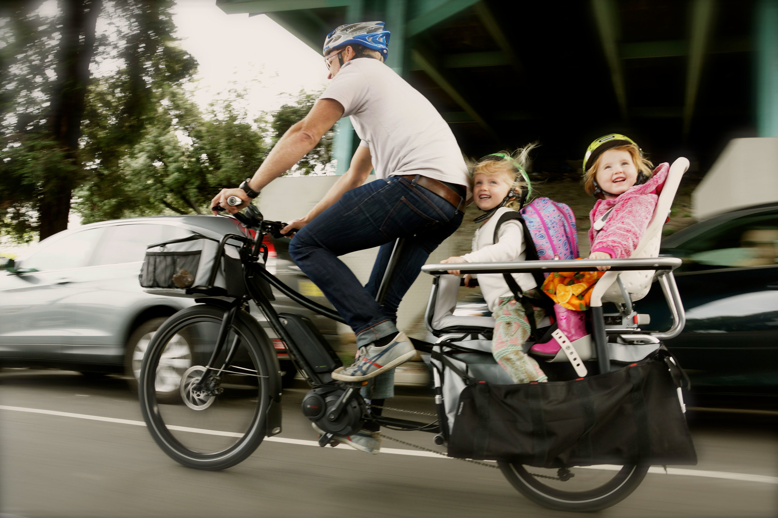 Можно возить ребенка на мотоцикле. Велосипед для перевозки детей. Езда на велосипеде дети. Прогулка на велосипеде дети. Велосипед для катания с ребенком.