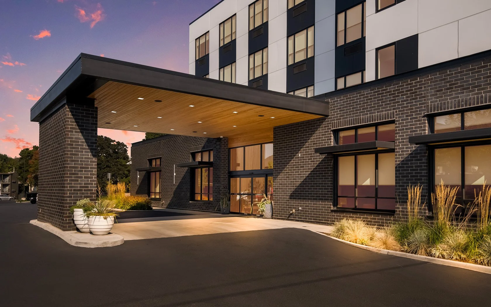 Exterior of the Hayward Inn in Eugene, Oregon.