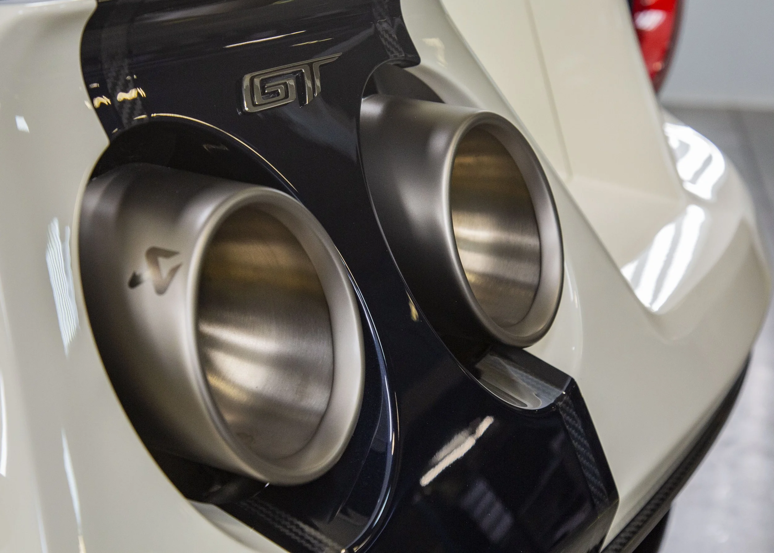  Detail shot of 2022 Ford GT 1964 Heritage Livery design. Exposing the carbon fiber body to create the traditional racing stripe. 