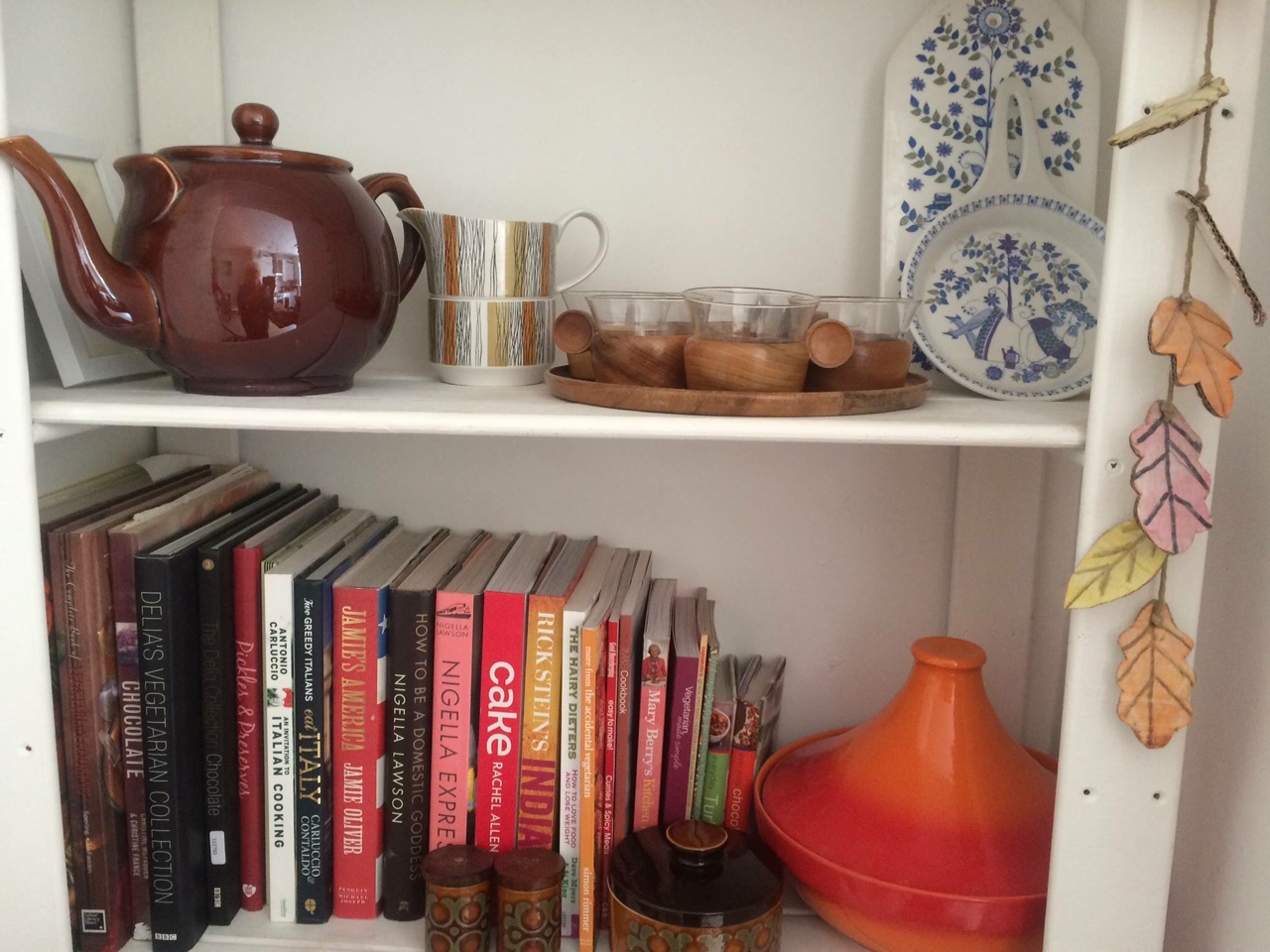 The mid-century midwinter jug + bowl set looks happy here.