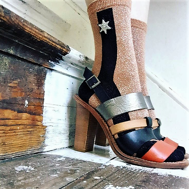 New York single Stripe sock with star pin looking mighty fine with a multi tone wooden shoe. Available in Accessories in the store.