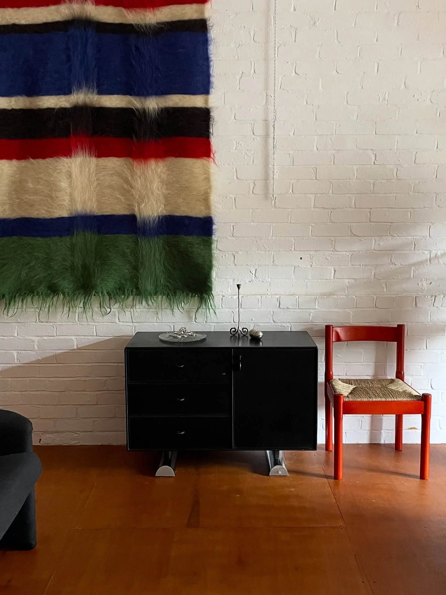 When things just go together.

Shot at @studio.and.store
Photo @clairebingham_design
.
.
.
.
.
#ukrainerugs #rugsonwalls #handwoven #woolrugs #supportsmallshops #macclefield #treaclemarket