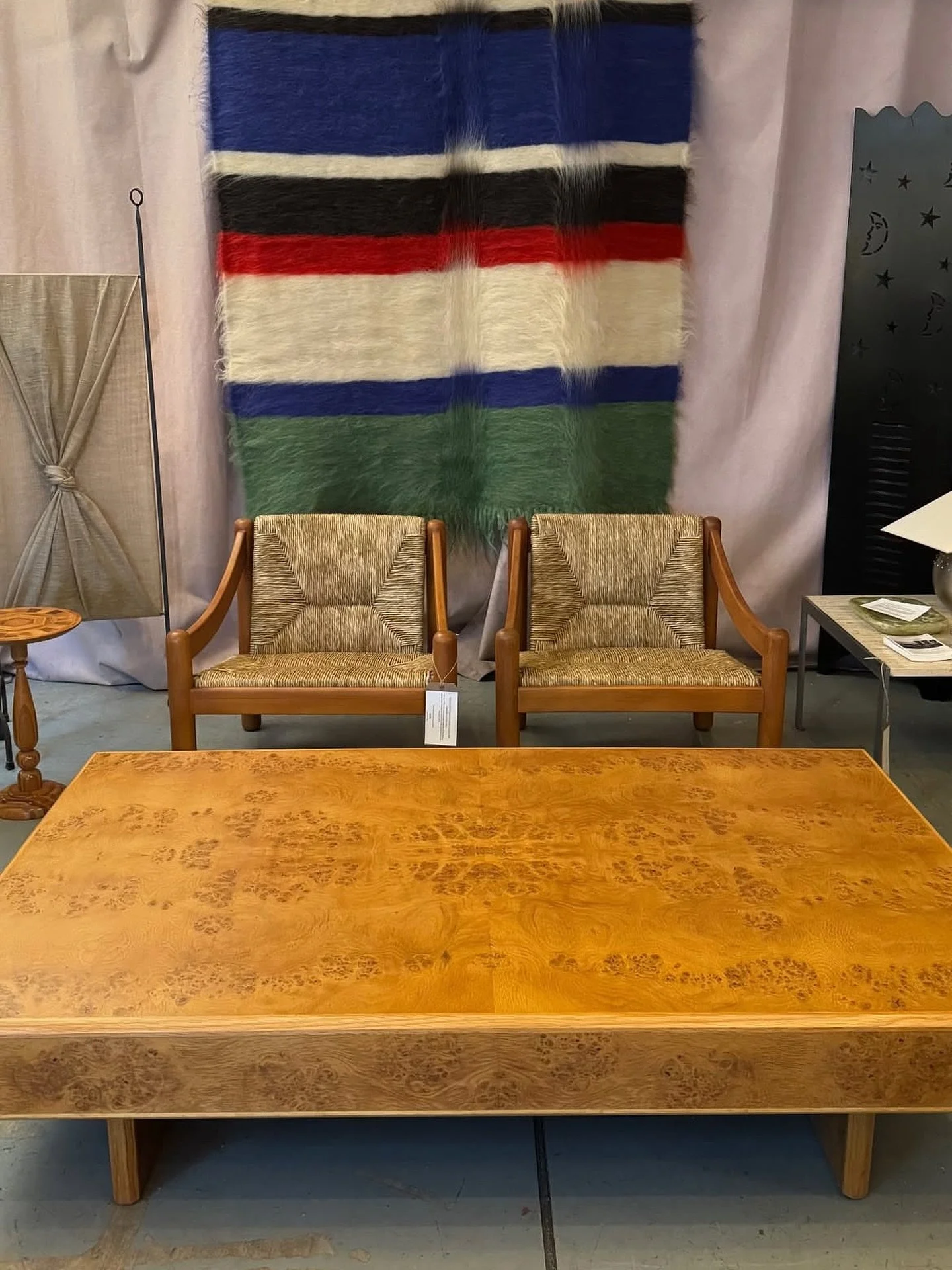 📷 @drewmuntz.
Our striped wall rug displayed on @studio.and.store collection of fine furniture @the_spotlight_market this weekend in London Town.