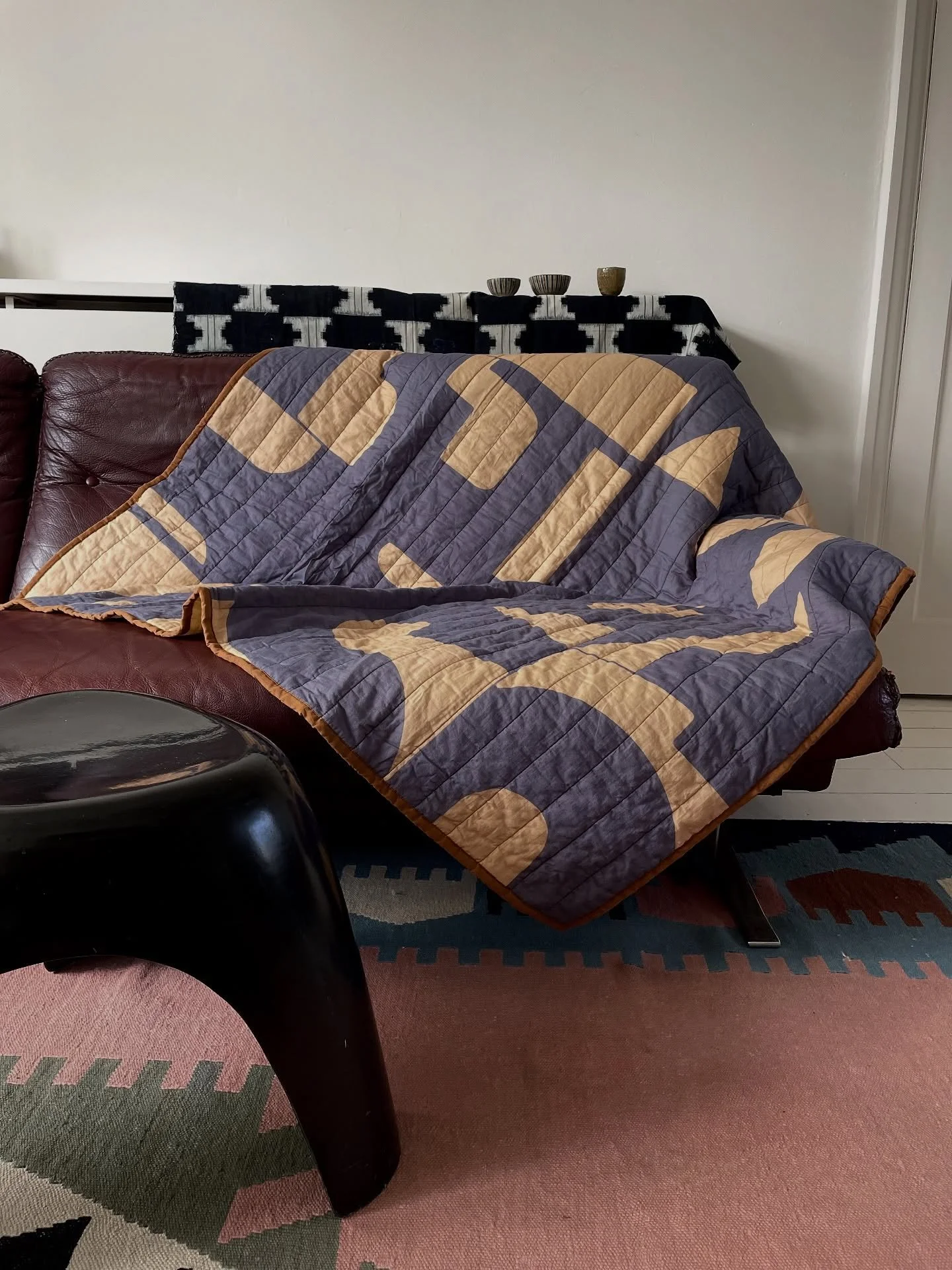 Hunker down under a beautiful indigo printed cotton quilt. Super soft to the touch, contemporary graphic design on a camel ground. Edged in caramel binding, what&rsquo;s not to love.
.
.
.
.
#quilt #quiltedthrow #indigodye #danishdesign #madeindenmar