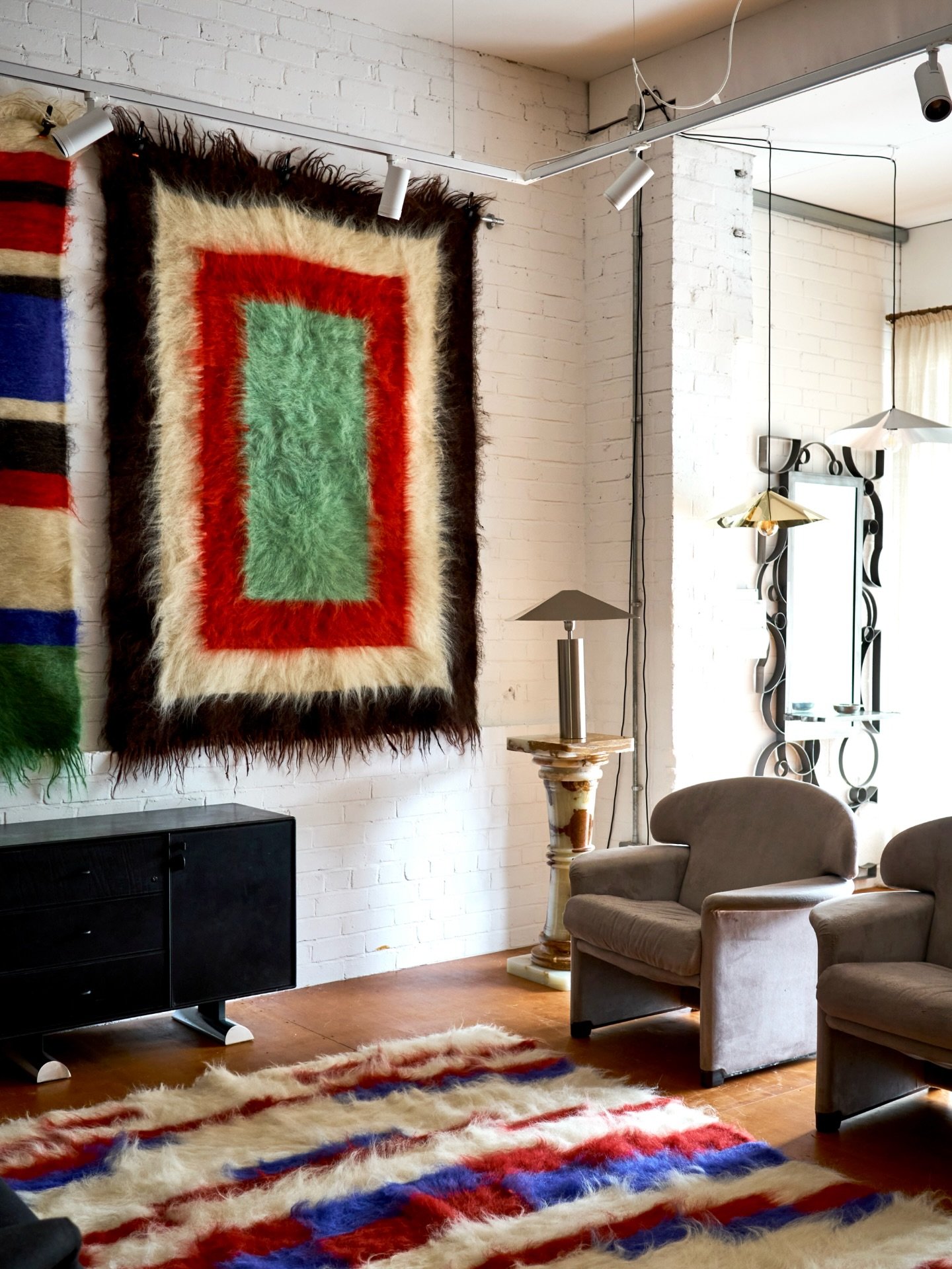 To make room for our new collection of rugs we have just discounted the last remaining ones. Get them while you can. Happy Christmas.
Photos taken at the incredible space @studio.and.store by @clairebingham_design.
.
.
.
.
.
#ukrainerugs #designerrug