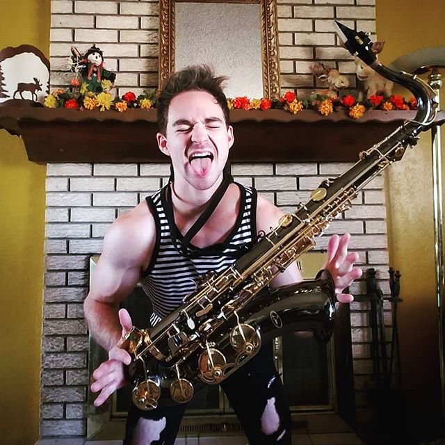 October vibes, and all that jazz.
Swipe to see me try to keep a straight face. .
.
.
.
.
#jazz #sax #saxophone #jazzmusic #jazzmaster #saxplayer #tenorsax #fall #autumn #jam #gains #gainz #jammin #hornline #jamming #ska  #musiclove #music  #musiclove