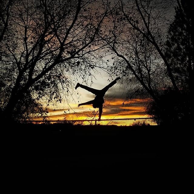 Georgia O'Keefe was right about this place - #newmexicotrue .
.
.
.
#sunset_love #sunset #sunsets #handstandnation @handstandnation  #handstand #handstandpractice #calisthenicsworkout #yoga #yogainspiration #yogalove #yogi #yogalife #balance #fitness