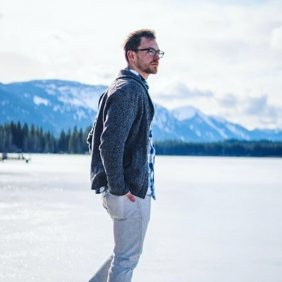 Simpler times, frozen lakes, and a snazzy cardigan - hanging out with @zmbender and his artistic photographer's eye. .
.
.
.
#mountainlove #mountains #mountain #Leavenworth #lake #outdoors #water #lakelife #pnw #pnwonder #pnwonderland #pnwphotographe