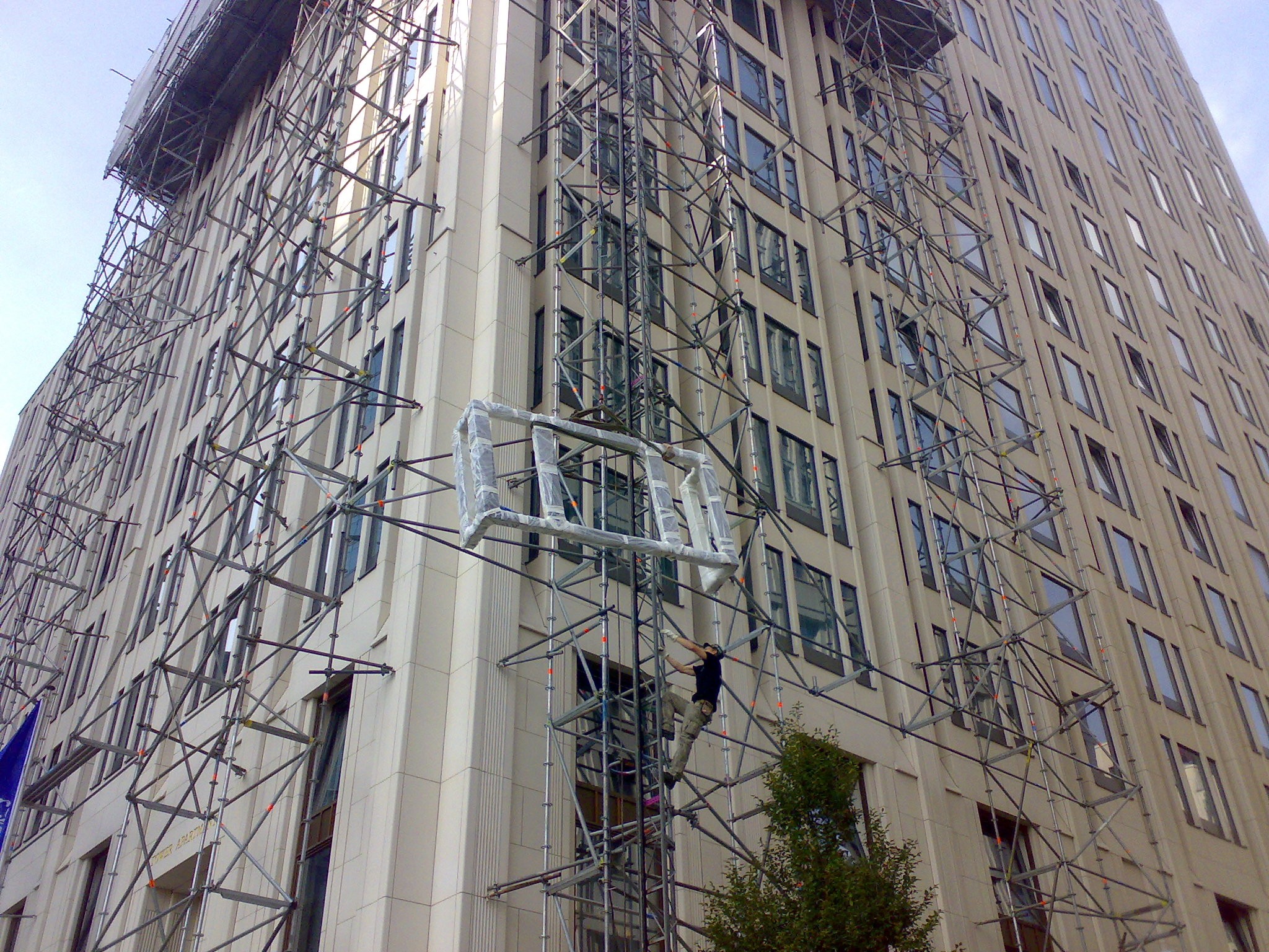  Gerüst für den Umbau der Fassade im 11. Obergeschoss 