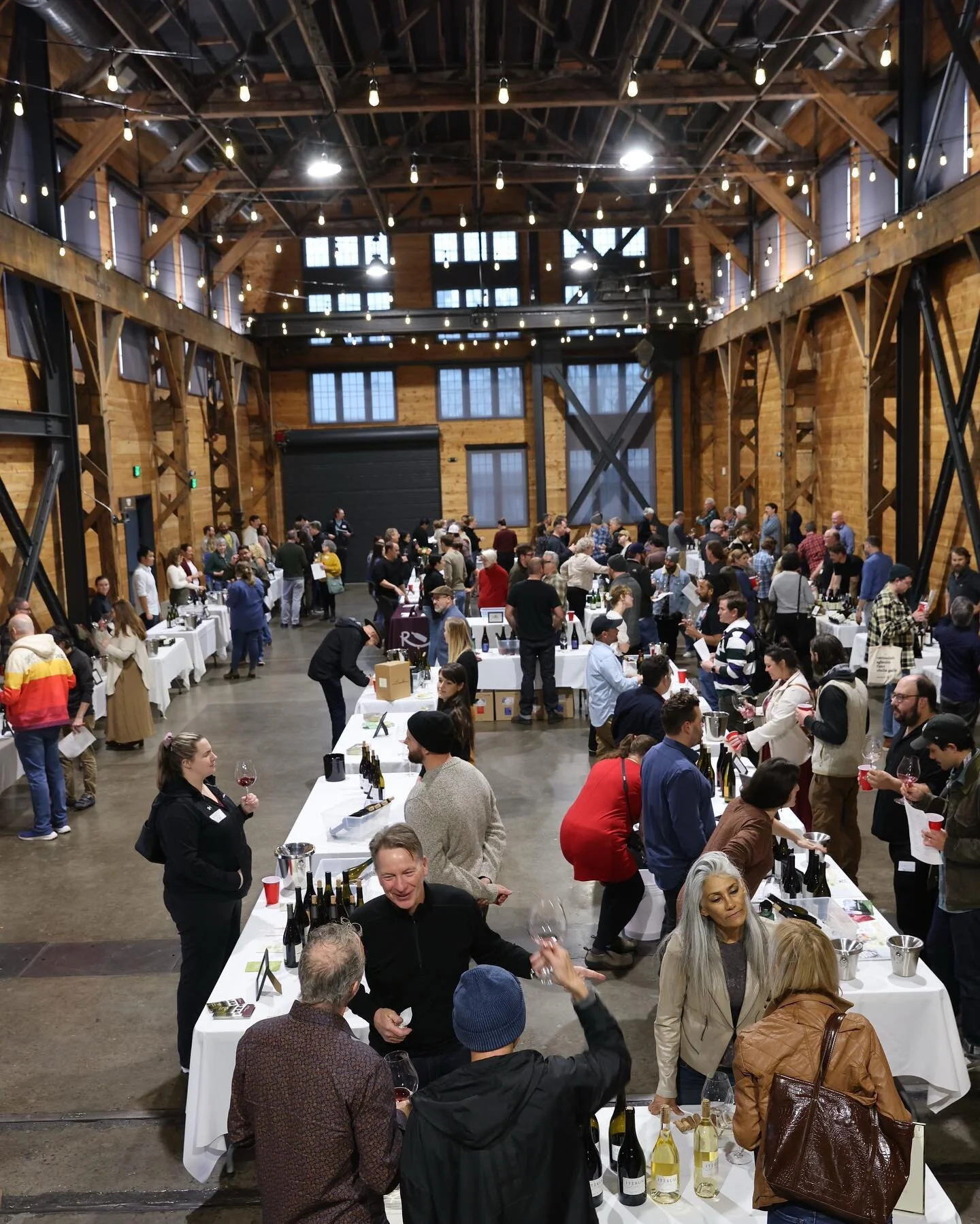 Quite the turnout! But there&rsquo;s still time&hellip;
#drcpdx2023 #dryfarmed @iterumwines @alanweinerphotos 
Photo credit: Alan Weiner