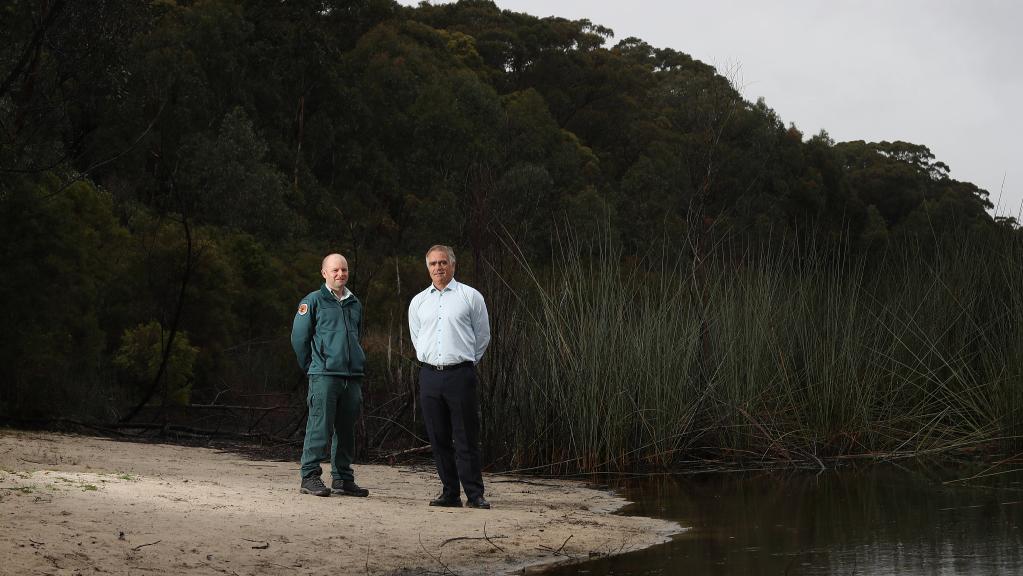 Ranger Ben Owers and OEH director of water wetlands and coast lines Tim Pritchard at Thirlmere Lakes. Picture: Carmela Roche
